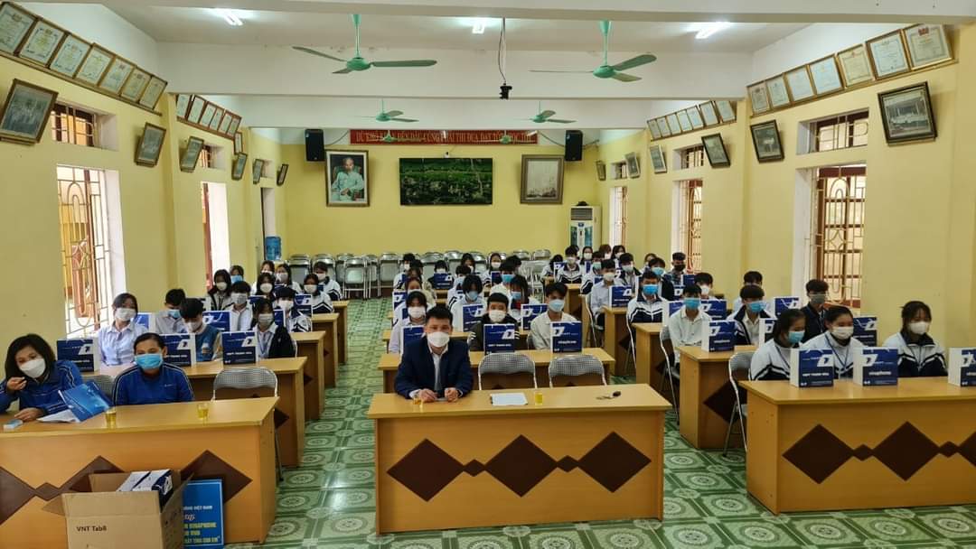 Toàn cảnh buổi trao lễ.