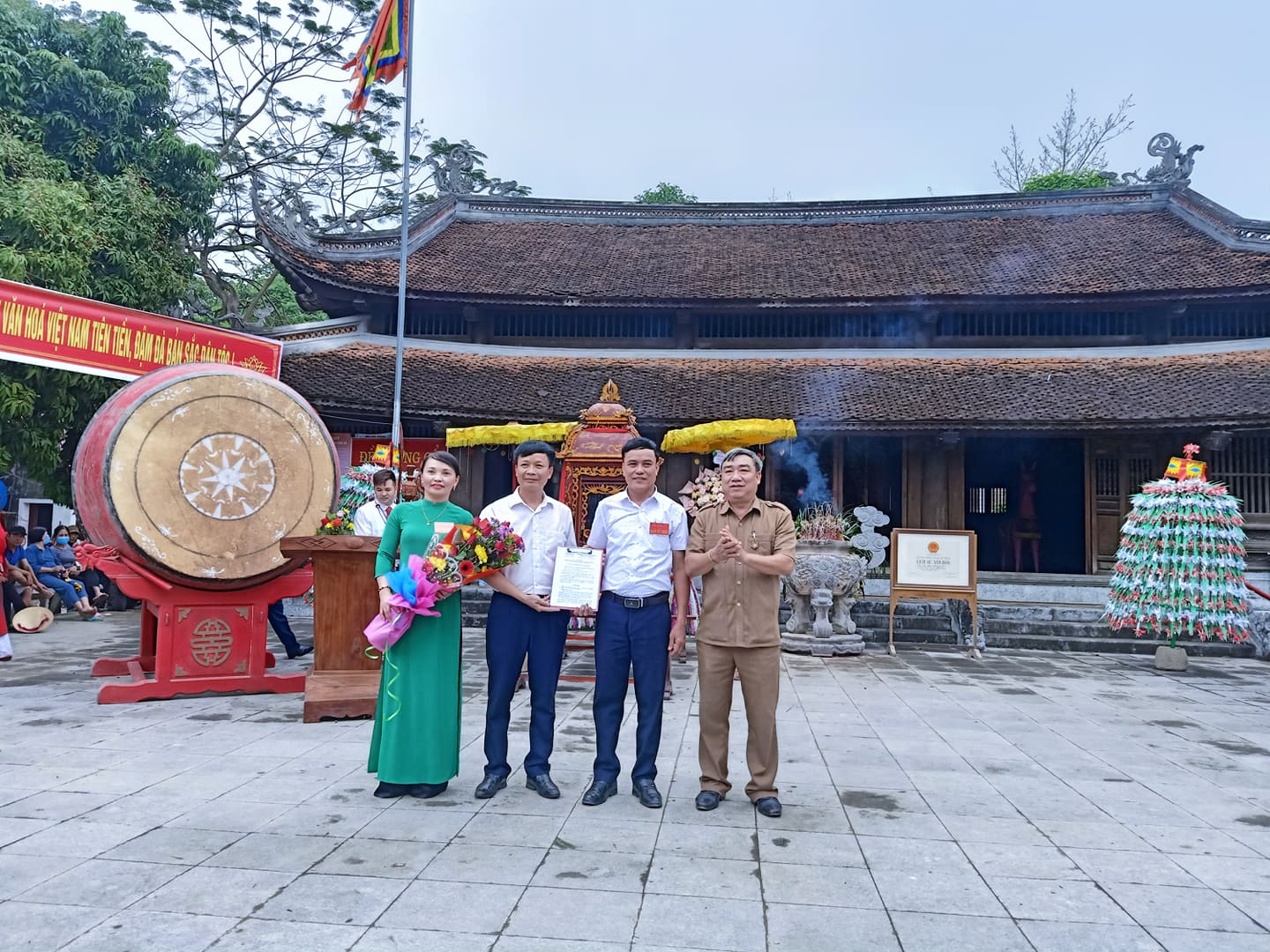 Đồng chí Lê Xuân Thành, huyện ủy viên, Phó Chủ tịch UBND huyện; Trao quyết định của chủ tịch UBND tỉnh công nhận Điểm du lịch di tích lịch sử văn hóa Núi và Đền Đồng Cổ xã Yên Thọ.