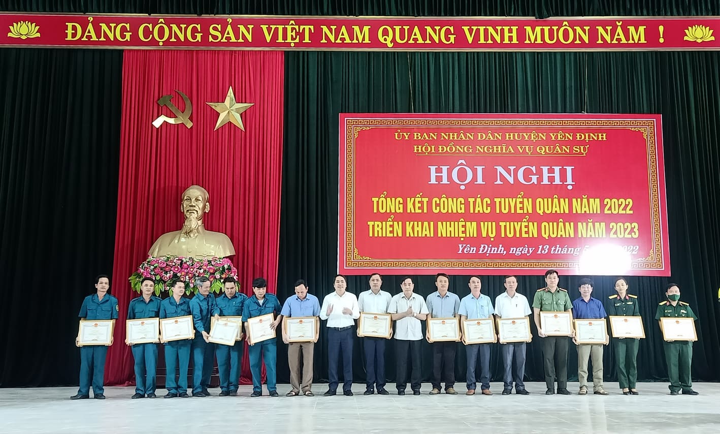 Đồng chí Vũ Ngọc Thưởng, Phó Bí thư thường trực huyện ủy, Chủ tịch HĐND huyện và đồng chí Phạm Tiến Dũng, Phó Bí thư huyện ủy, Chủ Tịch UBND huyện, Chủ Tịch HĐNVQS huyện khen thưởng 17 cá nhân đạt thành tích trong công tác tuyển chọn và gọi công nhân nhập ngũ năm 2022.
