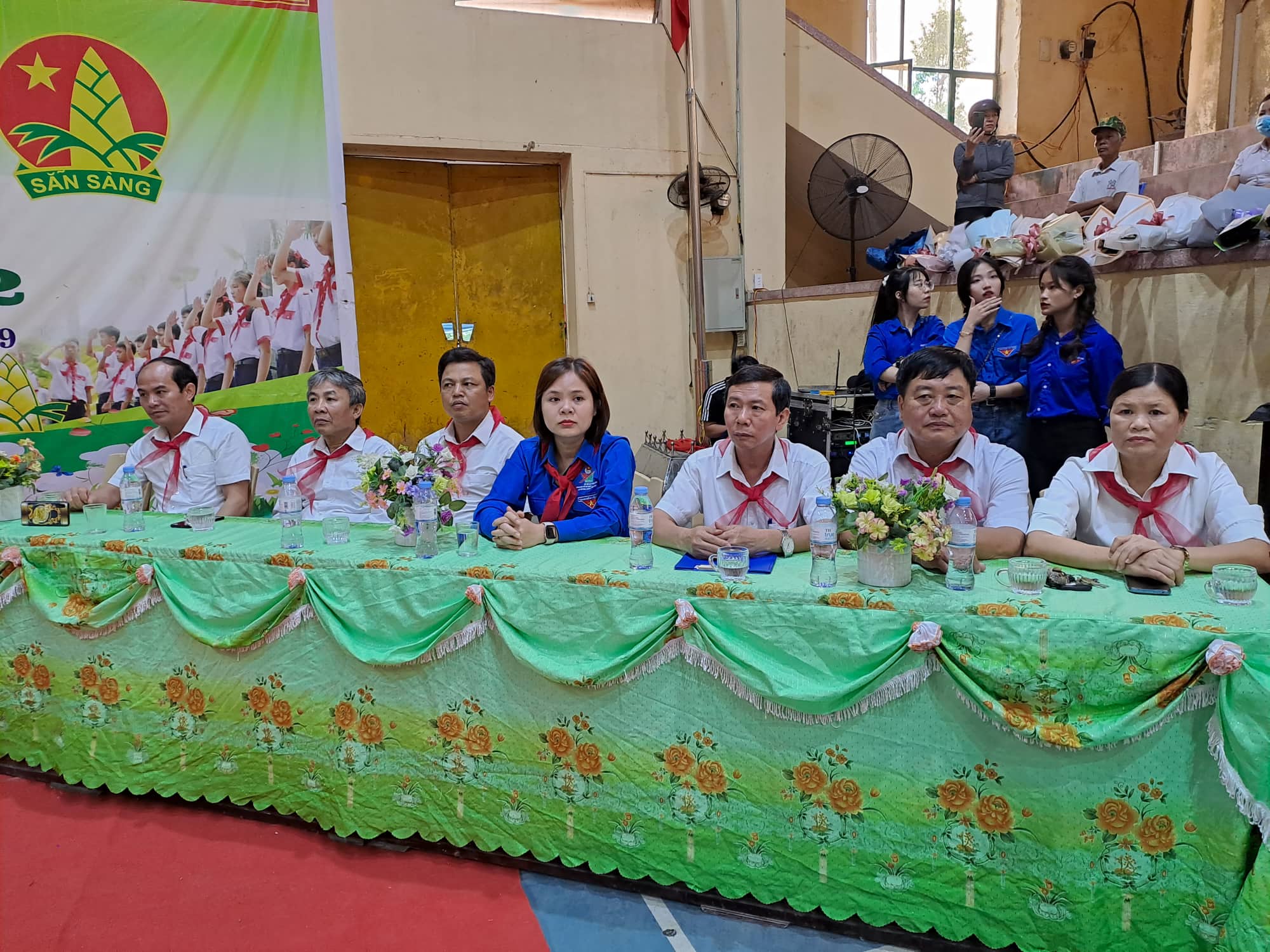 Đại biểu về dự hội quân.