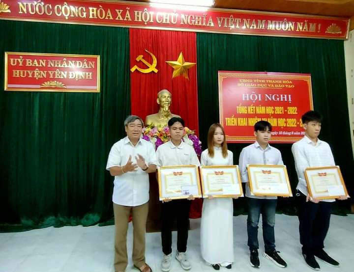 4 học sinh đạt thành tích xuất sắc trong kỳ thi tốt nghiệp THPT quốc gia học tập năm học 2021-2022