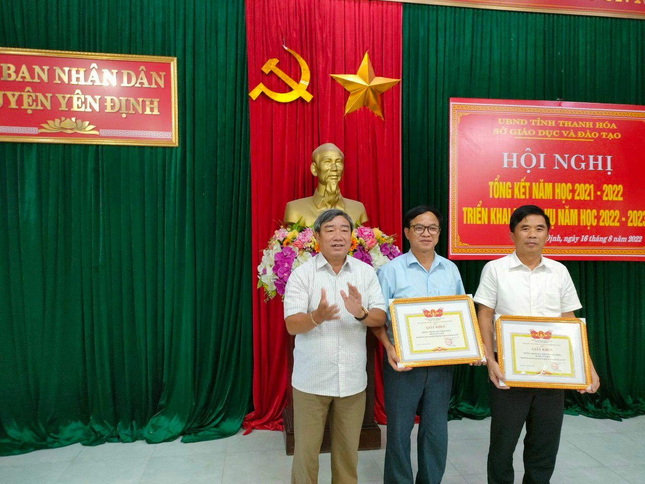 2 tập thể đạt thành tích xuất sắc trong năm học 2021-2022.