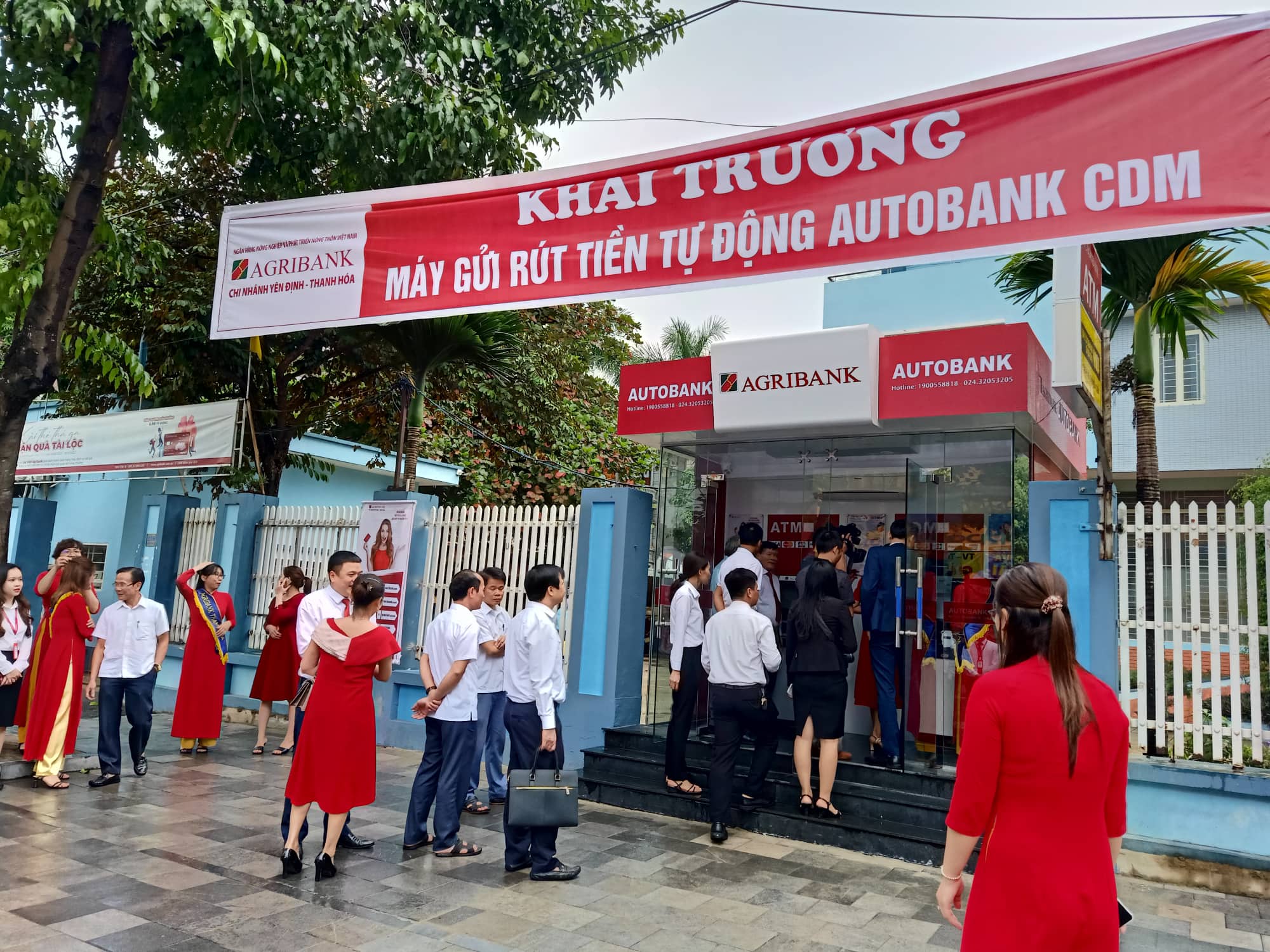 Một số hình ảnh khách hàng gửi, rút tiền tự động AutoBank CDM chi nhánh Yên Định.