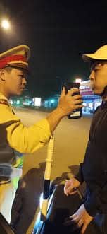 Hình ảnh Công an huyện kiểm tra xử lý vi phạm nồng độ cồn, xử lý vi phạm quá khổ, quá tải.