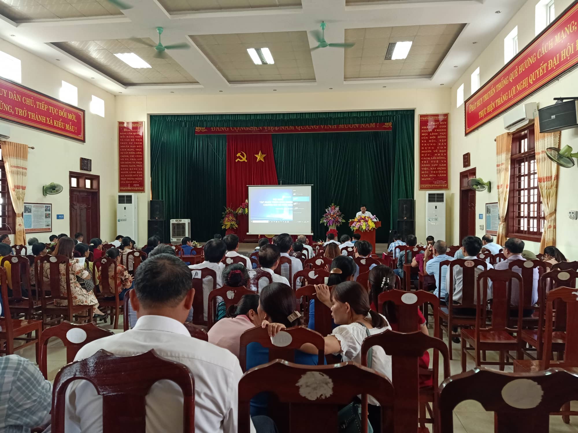Toàn cảnh hội nghị.