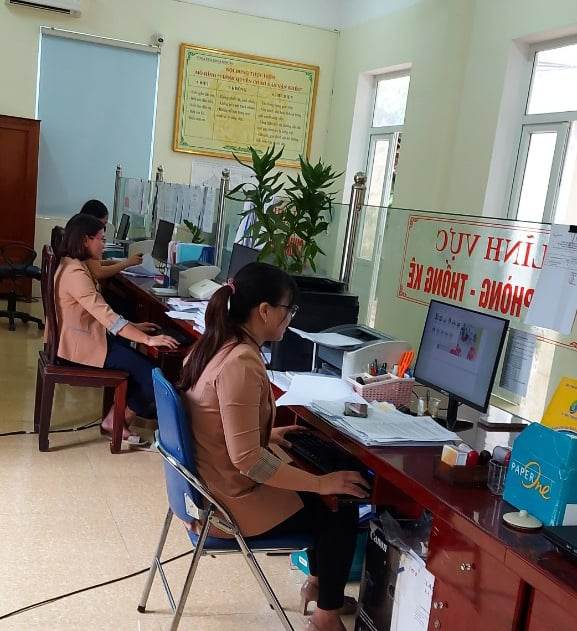 Định Tân ứng dụng công nghệ thông tin trong giải quyết các thủ tục hành chính cho bà con nhân dân.