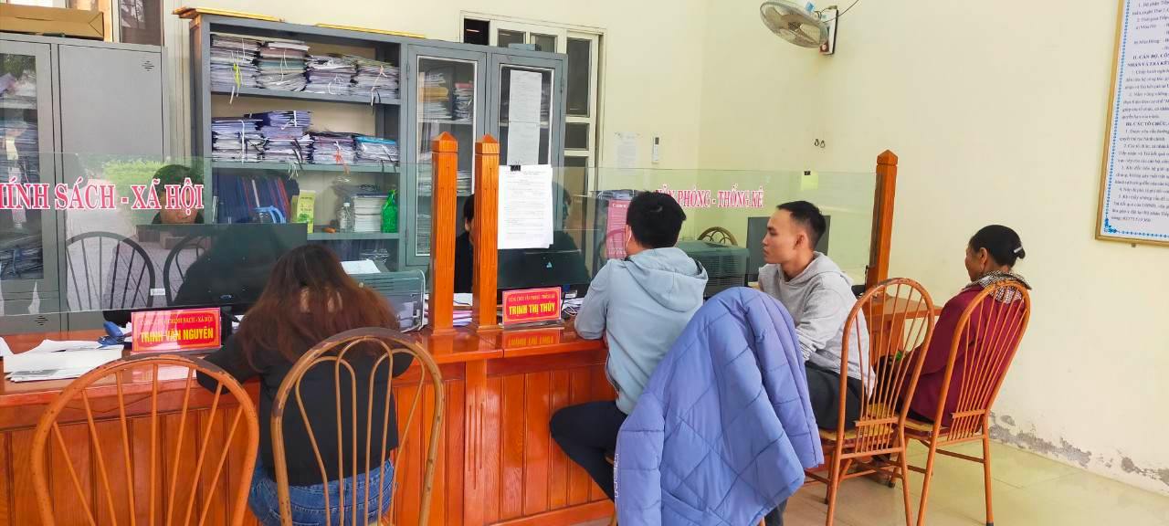 Xã Định Hưng ứng dụng công nghệ thông tin, công nghệ số vào giải quết các thủ tục hành chính tại địa phương.