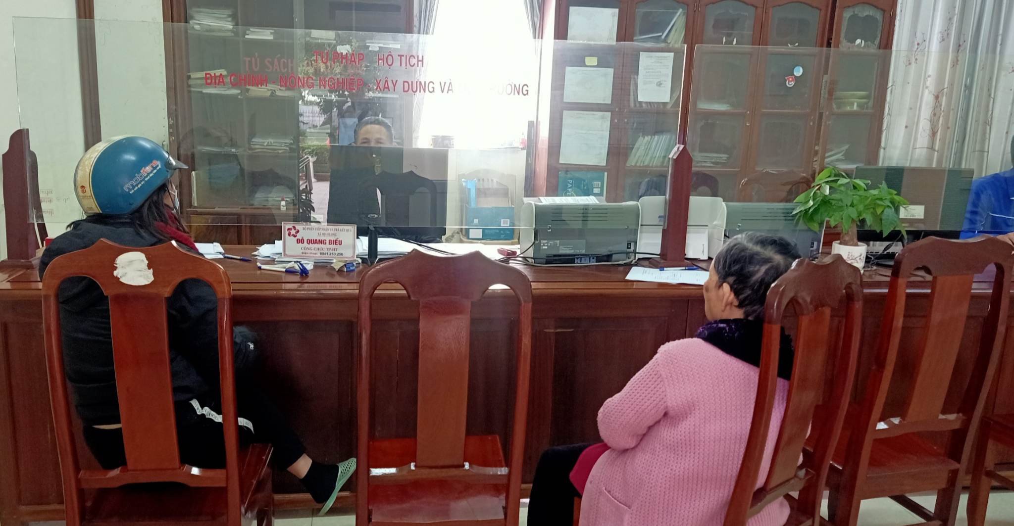 Tạo điểu kiện thuận lợi cho nhân dân đến giao dịch.