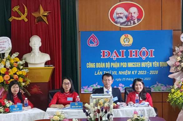 Đoàn Chủ Tịch và Thư ký Đại hội.