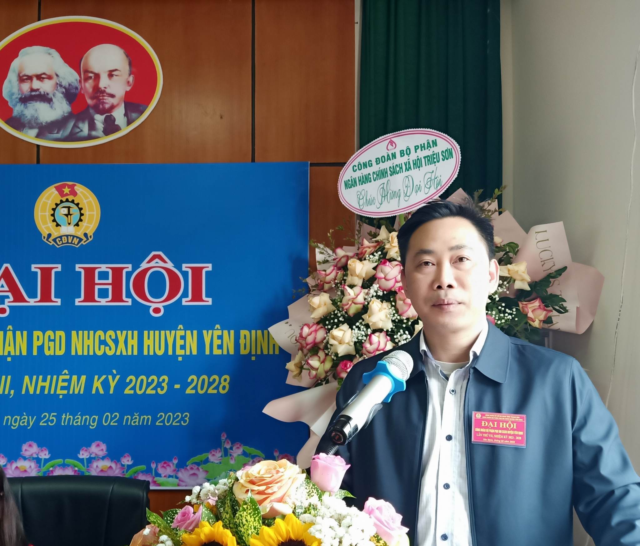 Đại diện lãnh đạo Ban chấp hành công đoàn cơ sở Ngân hàng CSXH tỉnh phát biểu chỉ đạo tại Đại hội