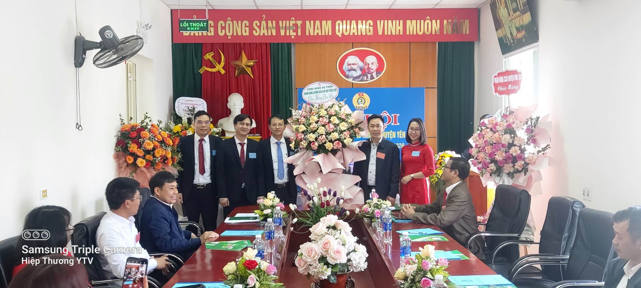 Các Đơn vị Bạn đến dự, tặng hoa chúc mừng Đại hội.