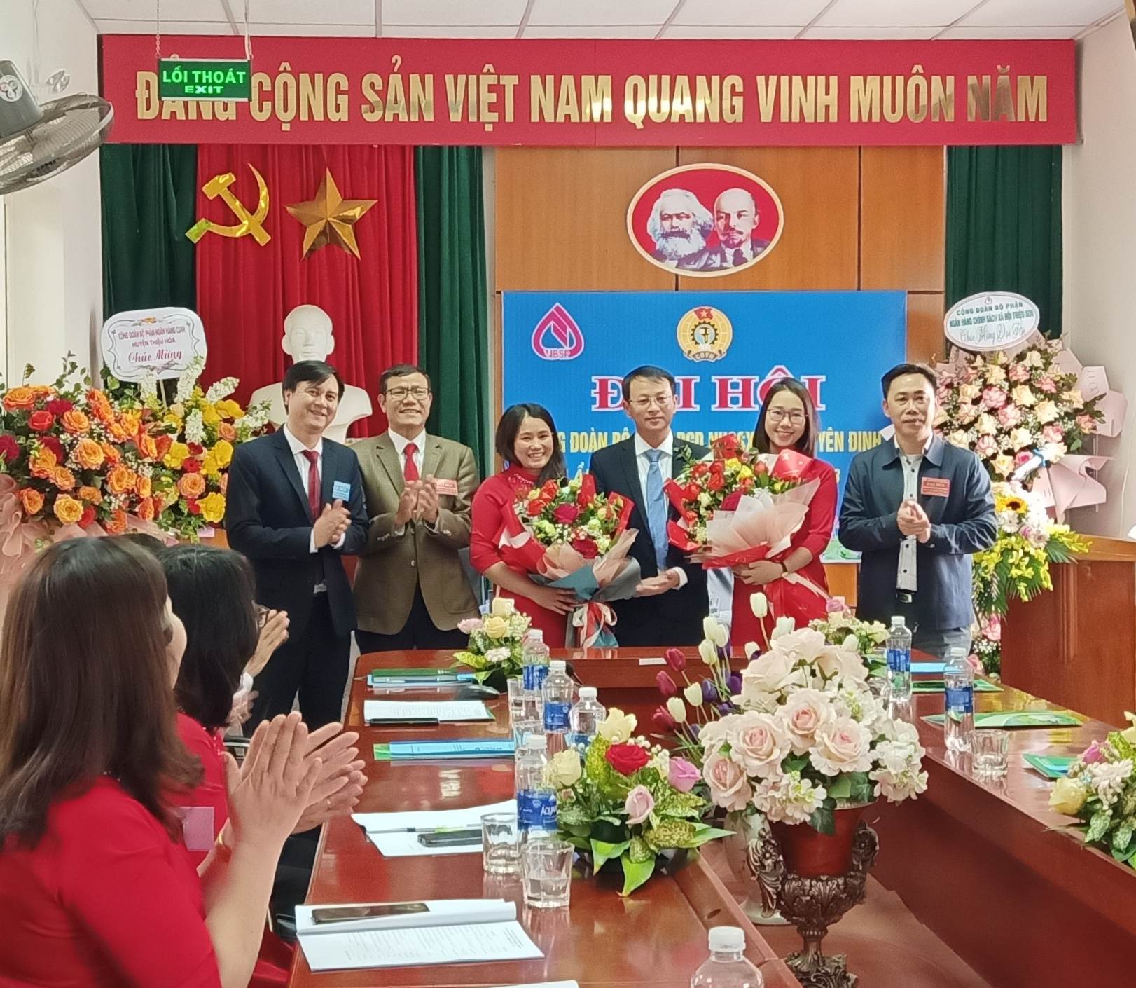 Các đồng chí lãnh đạo LĐLĐ huyện Yên Định, lãnh đạo Ban chấp hành công đoàn cơ sở Ngân hàng CSXH tỉnh, lãnh đạo phòng giao dịch NHCSX huyện tặng hoa chúc mừng BCH khóa mới.