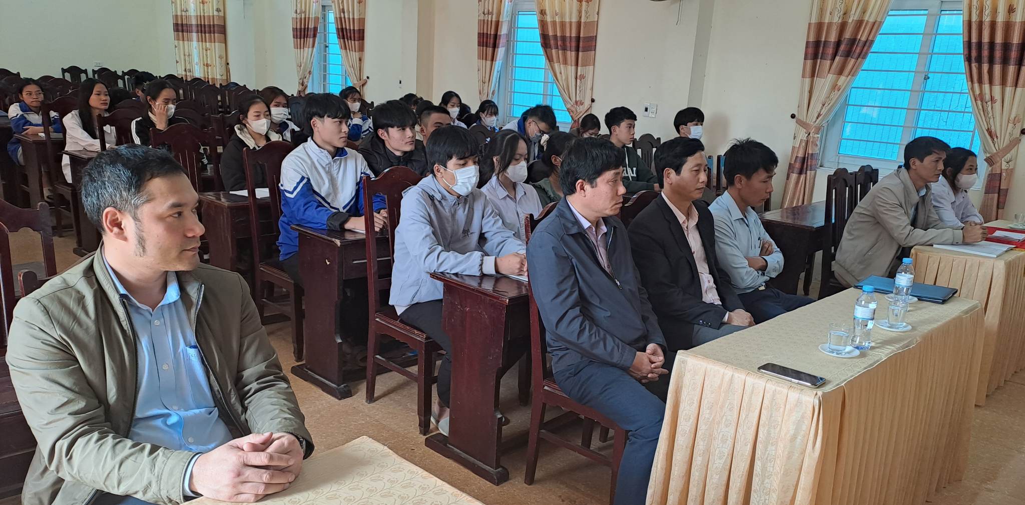 Toàn cảnh đại biểu tham dự bế giảng.