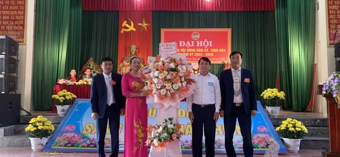 Đại diện lãnh đạo xã Định Hòa tặng hoa chức mừng Đại hội.