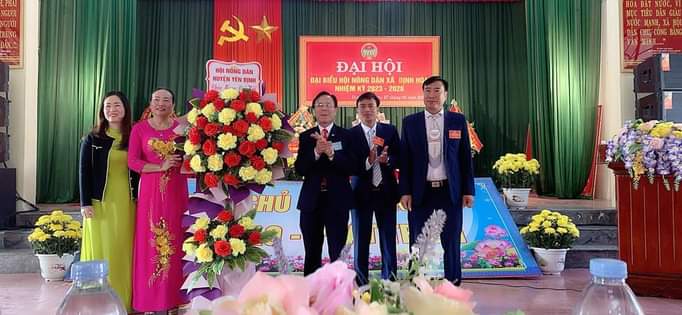 Đại diện lãnh đạo Hội nông dân huyện tặng hoa chức mừng Đại hội.