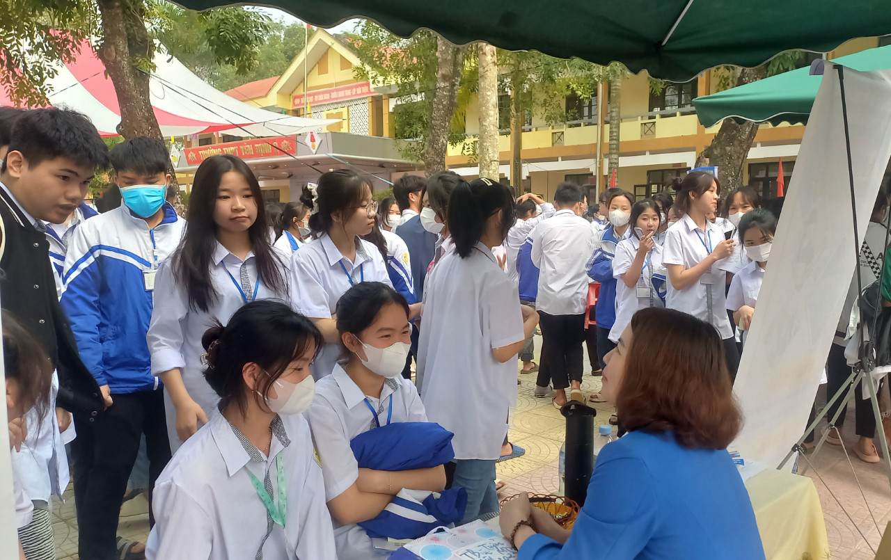 Ngày hội việc làm đã thu hút sự quan tâm, tìm hiểu thông tin việc làm của đông đảo các em học sinh và người lao động.