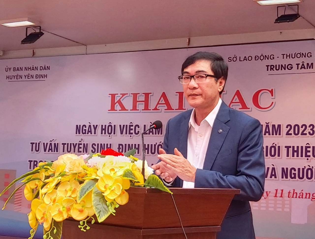 Đồng chí Nguyễn Văn Bình, Uỷ viên BTV Huyện ủy, Phó Chủ tịch UBND huyện, phát biểu tại ngày hội.
