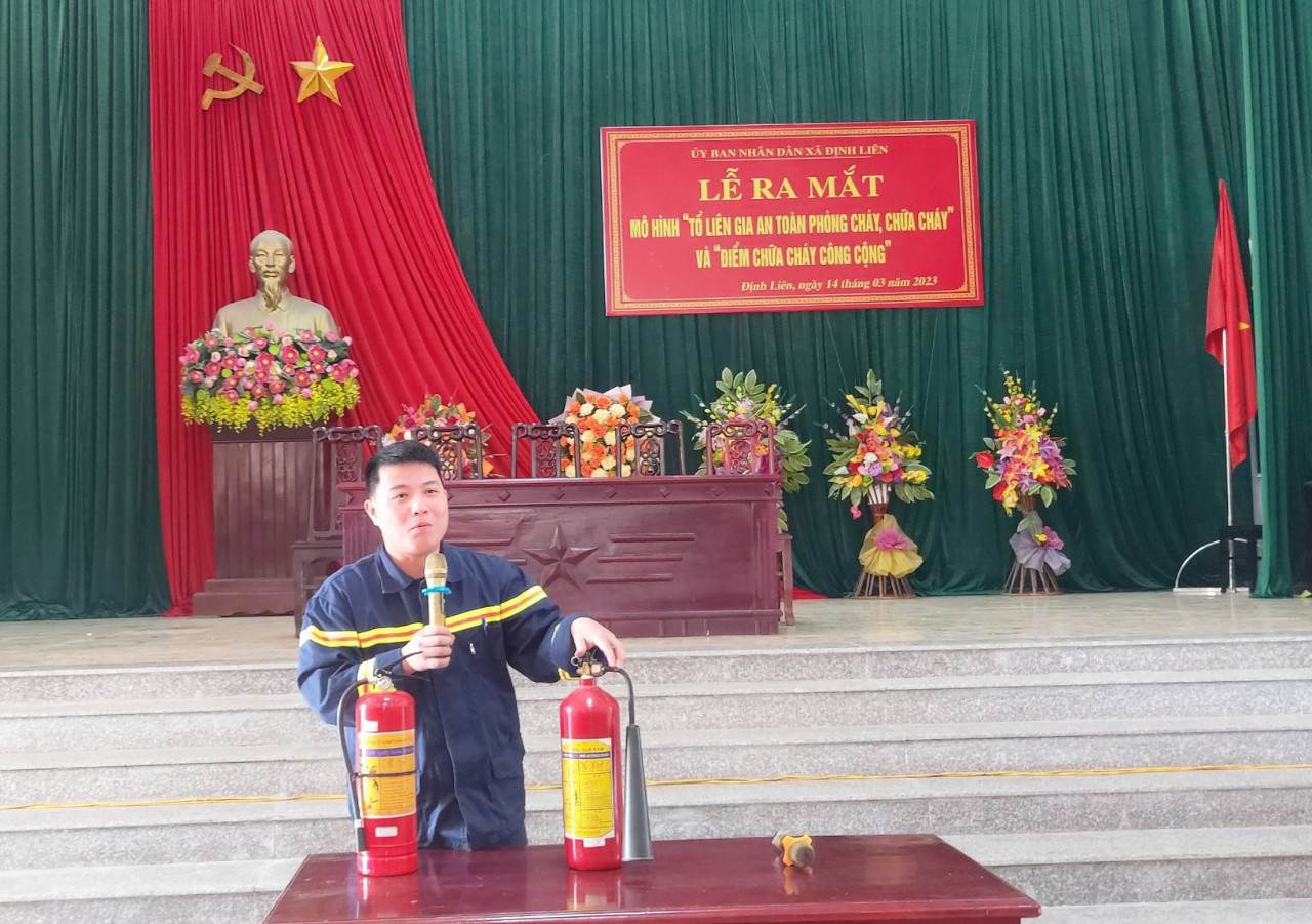 Tại lễ ra mắt, các đại biểu và các hộ gia đình tham mô hình đã được Phòng Cảnh sát phòng cháy chứa cháy và cứu nạn cứu hộ Công an tỉnh hướng dẫn cách sử dụng bình chữa cháy an toàn hiệu quả.