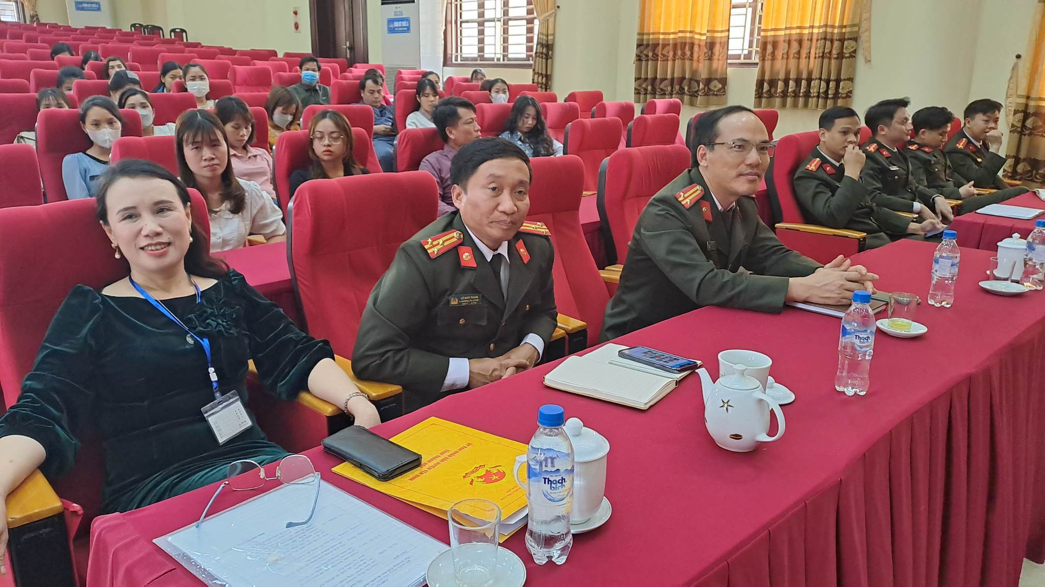 Toàn cảnh đại biểu tham dự hội nghị.