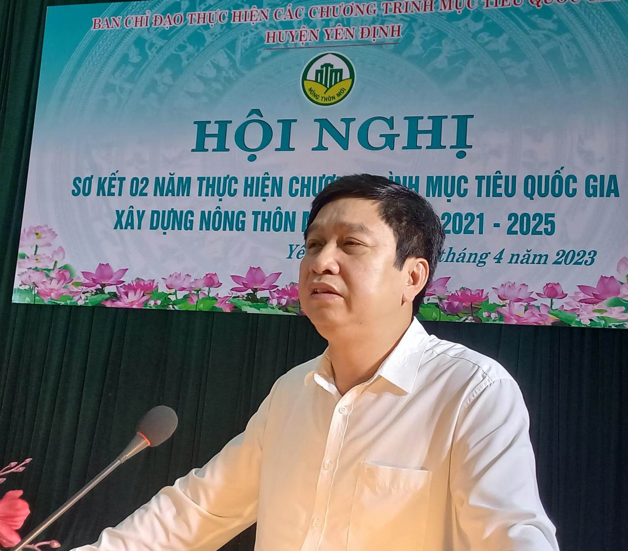 Đồng chí Trịnh Xuân Thúy, Tỉnh ủy viên, Bí thư Huyện ủy, phát biểu tại hội nghị.
