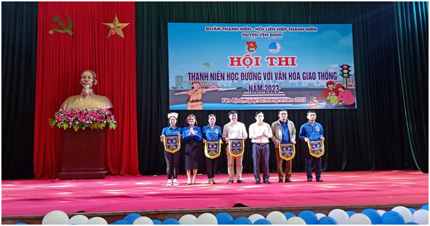 Đồng chí Hoàng Trung Hưng, Ủy viên Ban Thường vụ Huyện uỷ, Trưởng Ban Tuyên giáo, Giám đốc TTCT huyện và lãnh đạo huyện đoàn trao cờ cho các đội tại hội thi