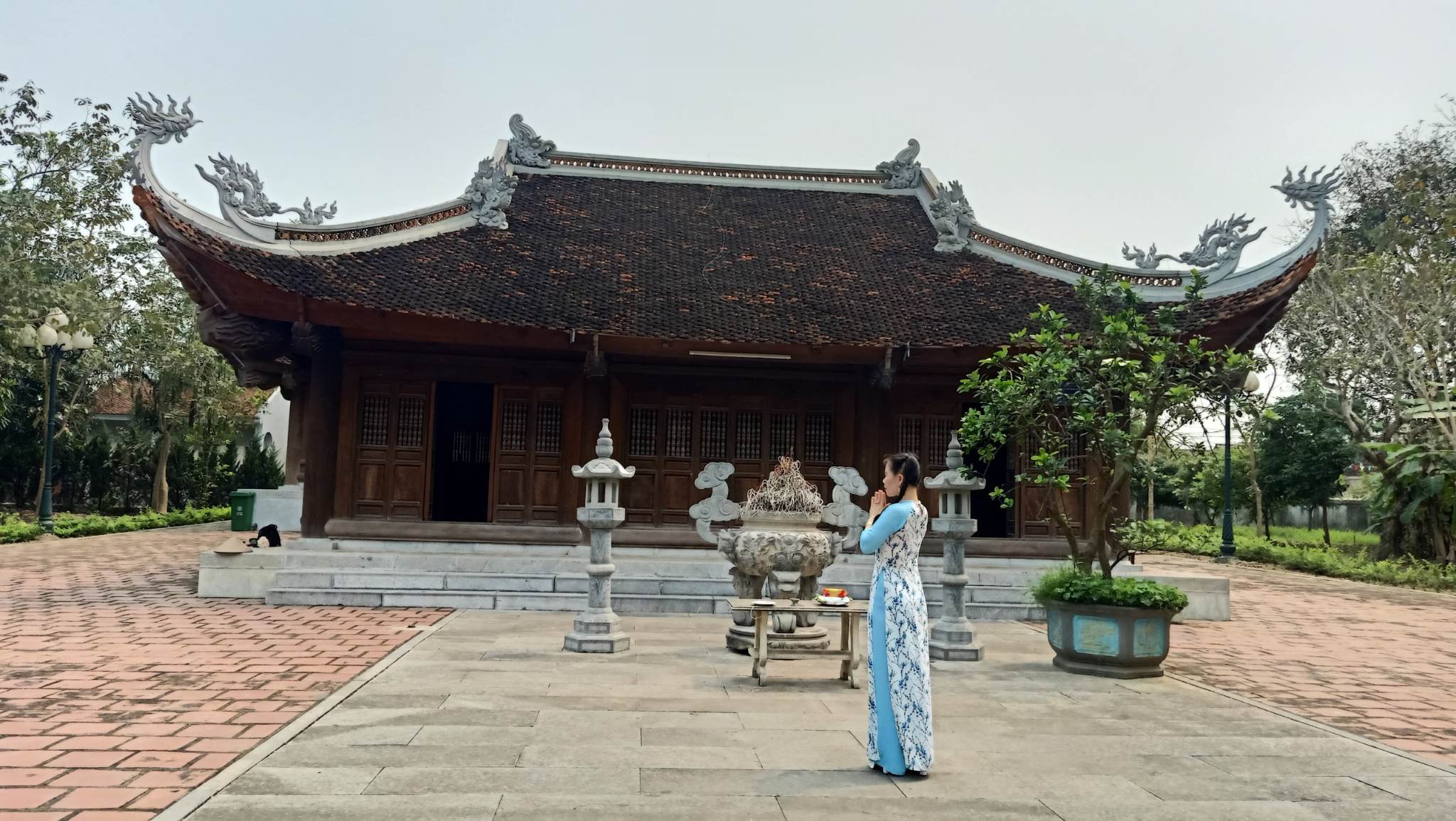 Điện Thừa Hoa (Phủ Nhì) là nơi thờ Quang thục Hoàng Thái Hậu Ngô Thị Ngọc Dao.