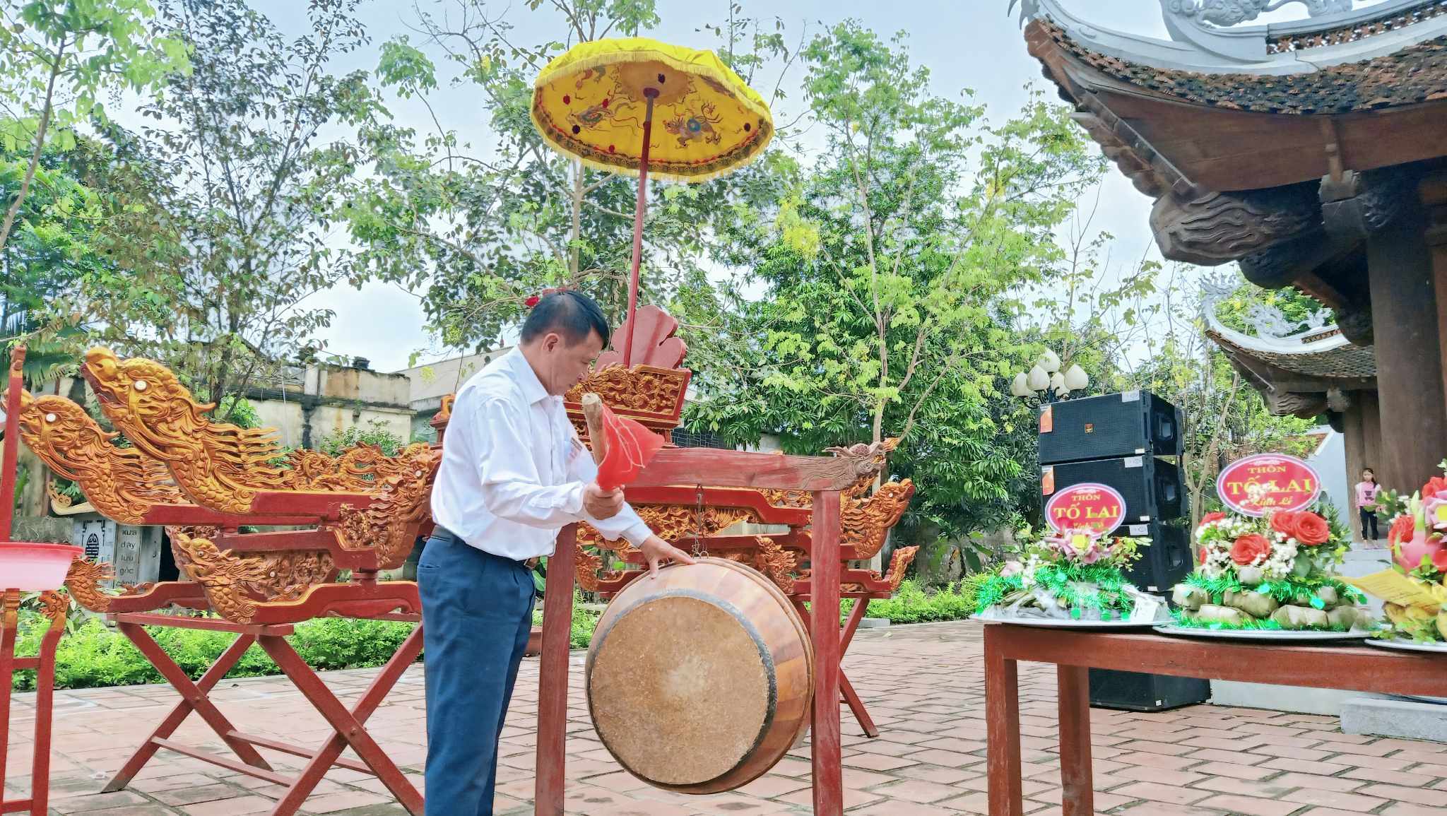 Đại diện lãnh đạo xã đánh trống, đánh chiêng khai hội.