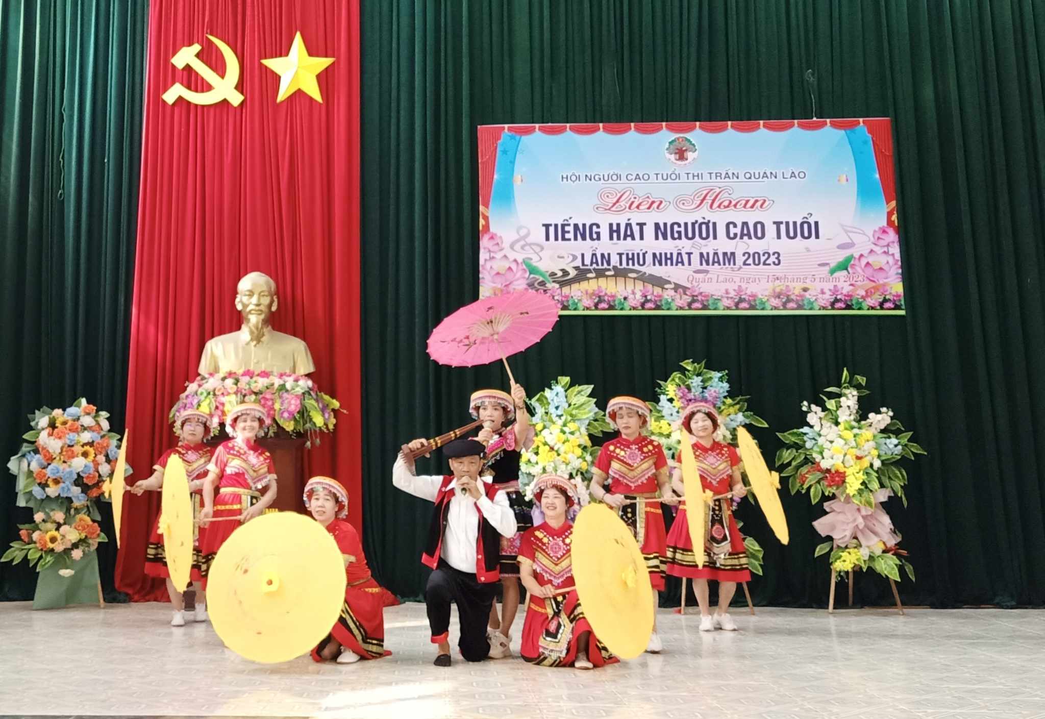 Một số tiết mục tại liên hoan tiếng hát Người cao tuổi thị trấn Quán Lào.