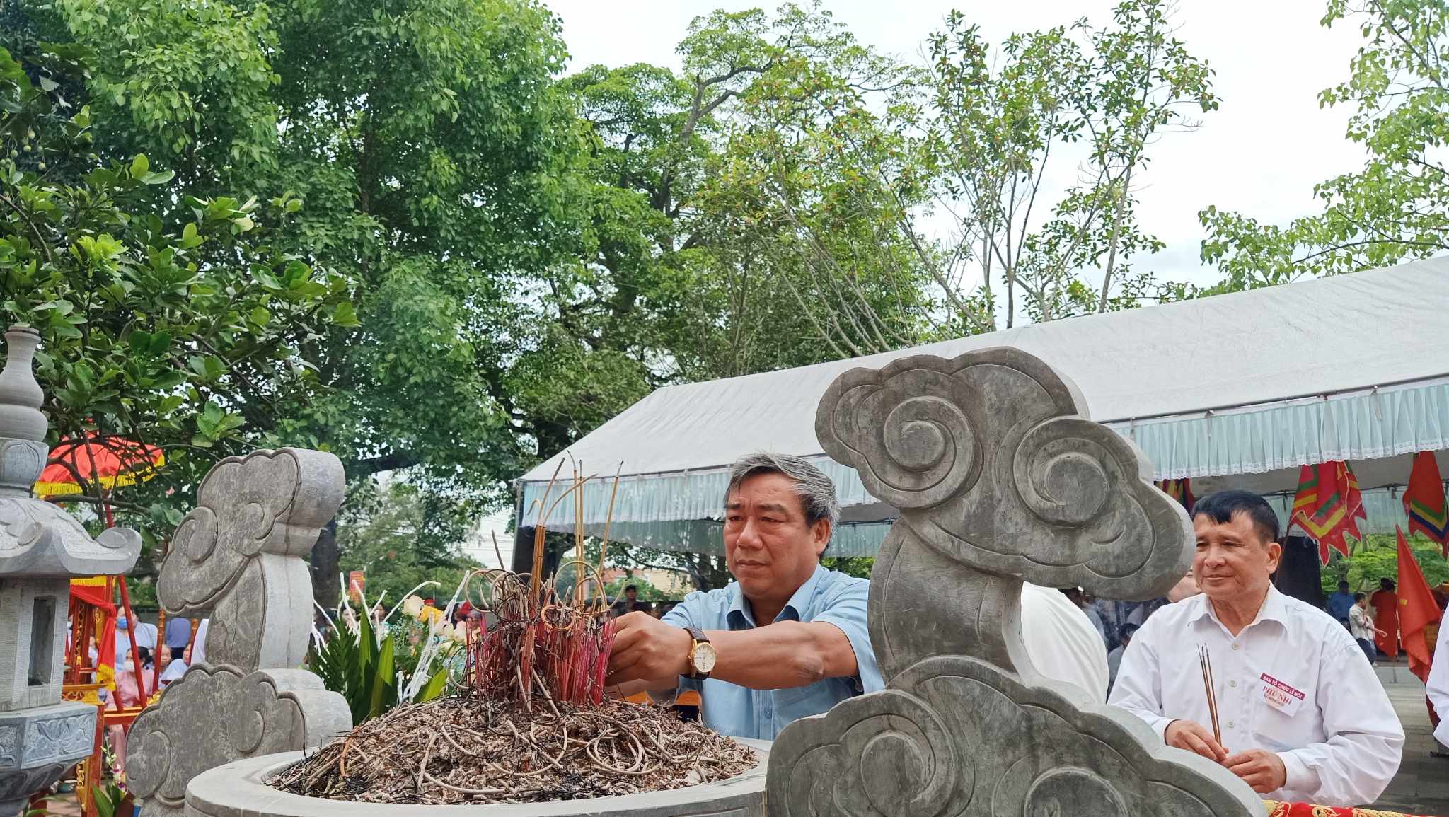 Lãnh đạo huyện, xã và đông đảo nhân dân du khách thập phương trong và ngoài xã về dâng hương tại lễ hội.