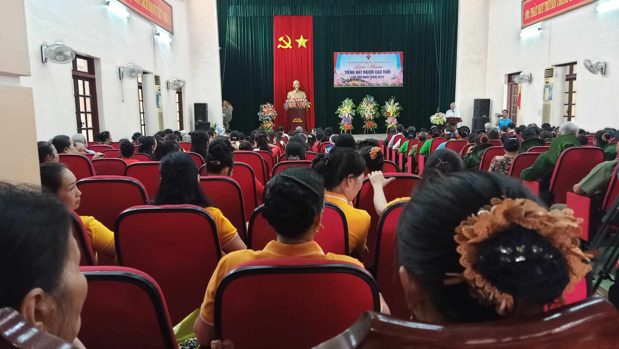 Toàn cảnh liên hoan tiếng hát người cao tuổi.