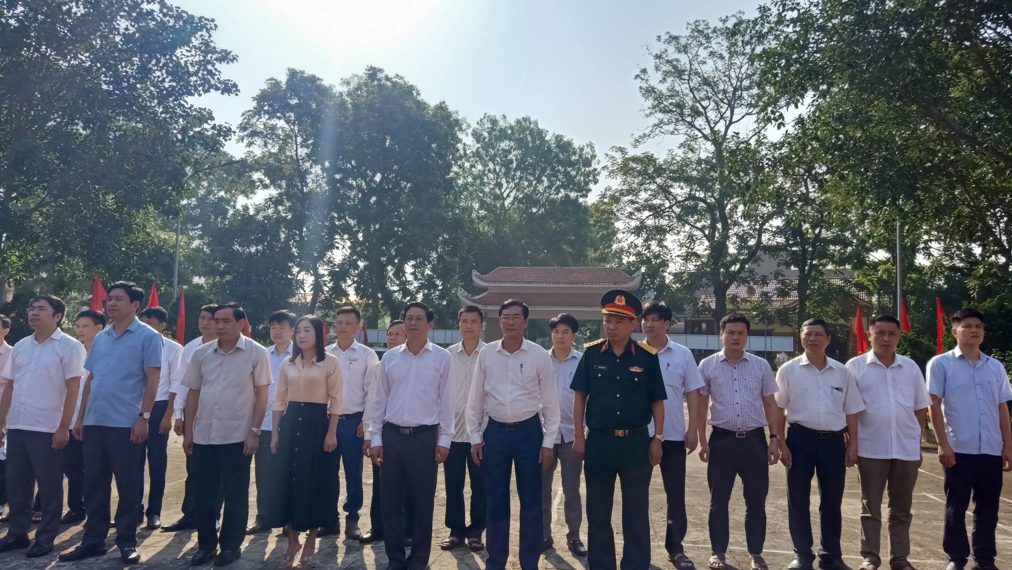 Đại biểu về dự lễ dâng hoa, dâng hương.