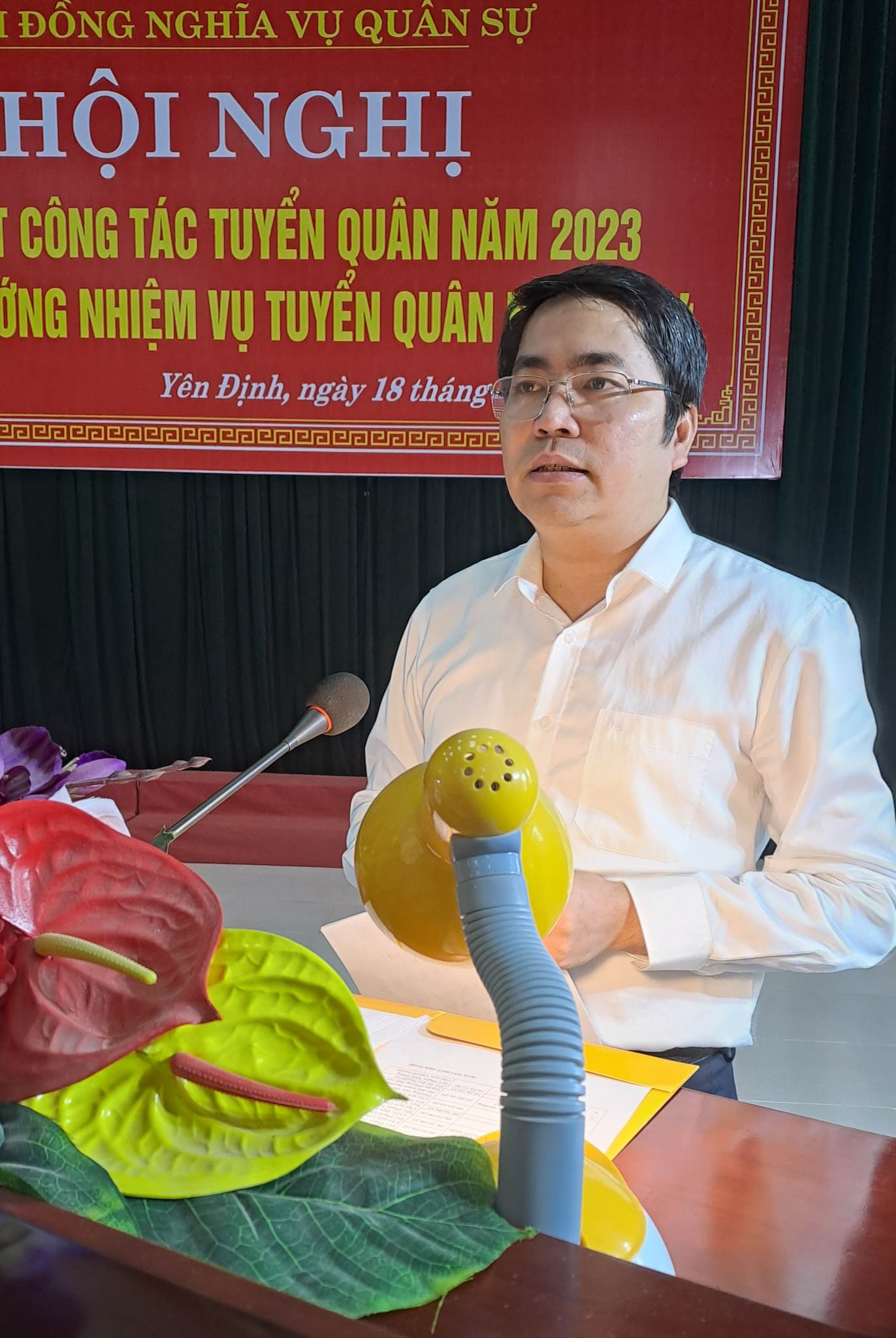 Đồng chí Phạm Tiến Dũng- Chủ tịch UBND- Chủ tịch HĐNVQS huyện, phát biểu tại hội nghị.