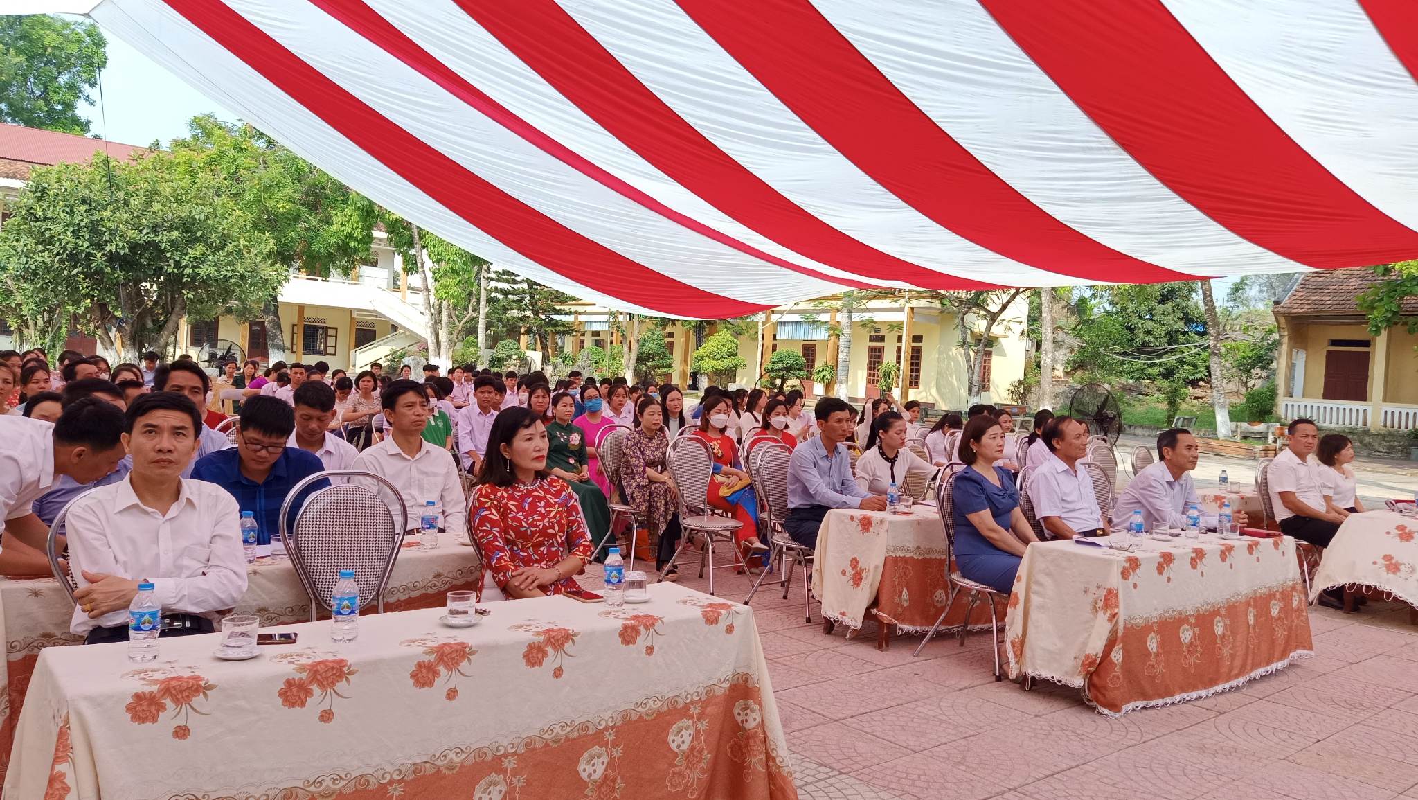 Đại biểu tham dự lễ tuyên dương.
