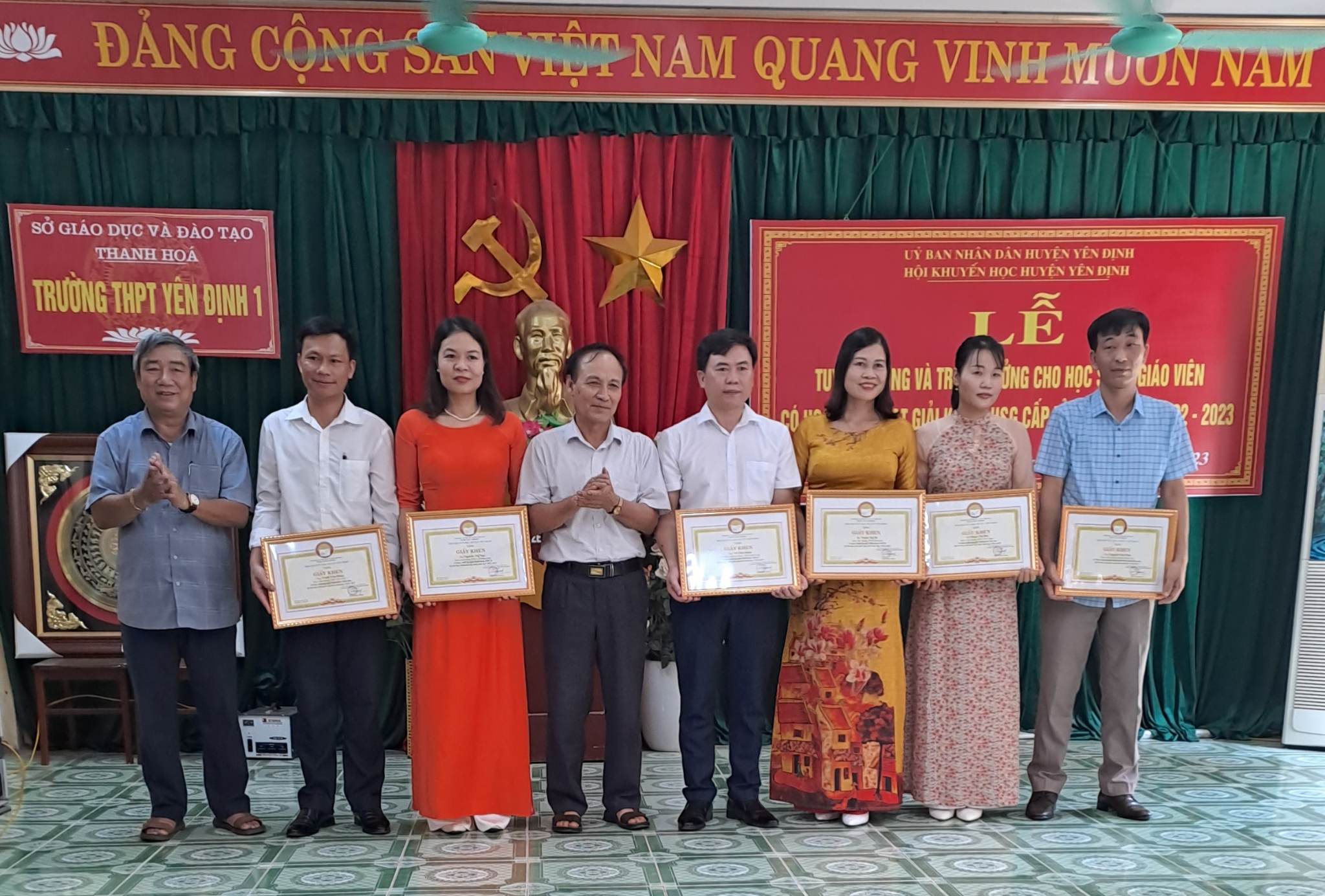 Một số hình ảnh, UBND huyện, Hội khuyến học huyện đã trao trưởng cho thầy giáo, cô giáo các trường THCS- THPT vùng Định có HS đạt giải trong kỳ thi học sinh cấp tỉnh năm học 2022 – 2023.