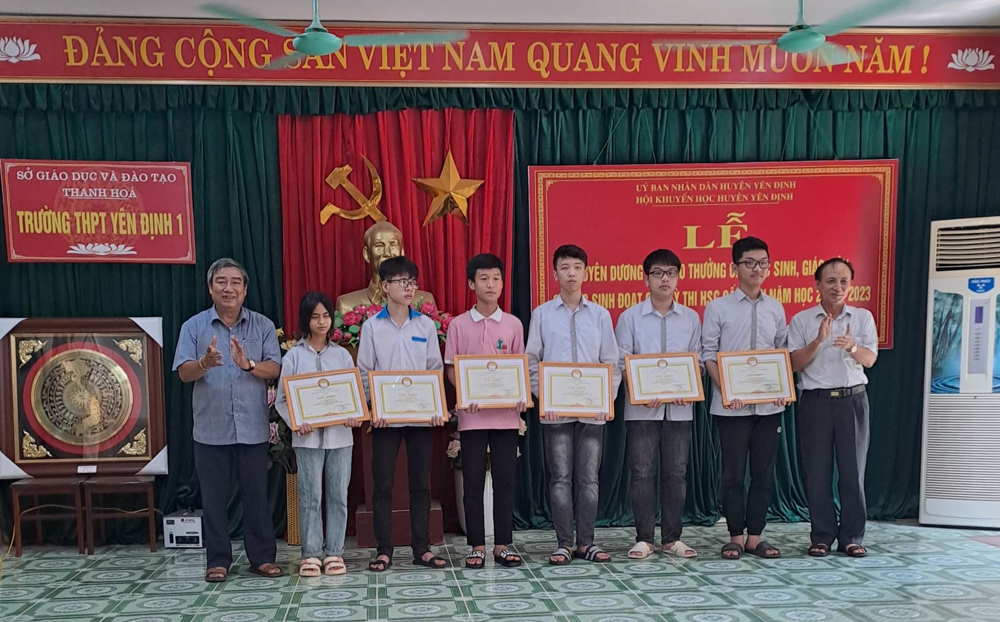 Một số hình ảnh, UBND huyện, Hội khuyến học huyện đã trao trưởng cho các em HS các trường THCS- THPT vùng Định có HS đạt giải trong kỳ thi học sinh cấp tỉnh năm học 2022 – 2023.