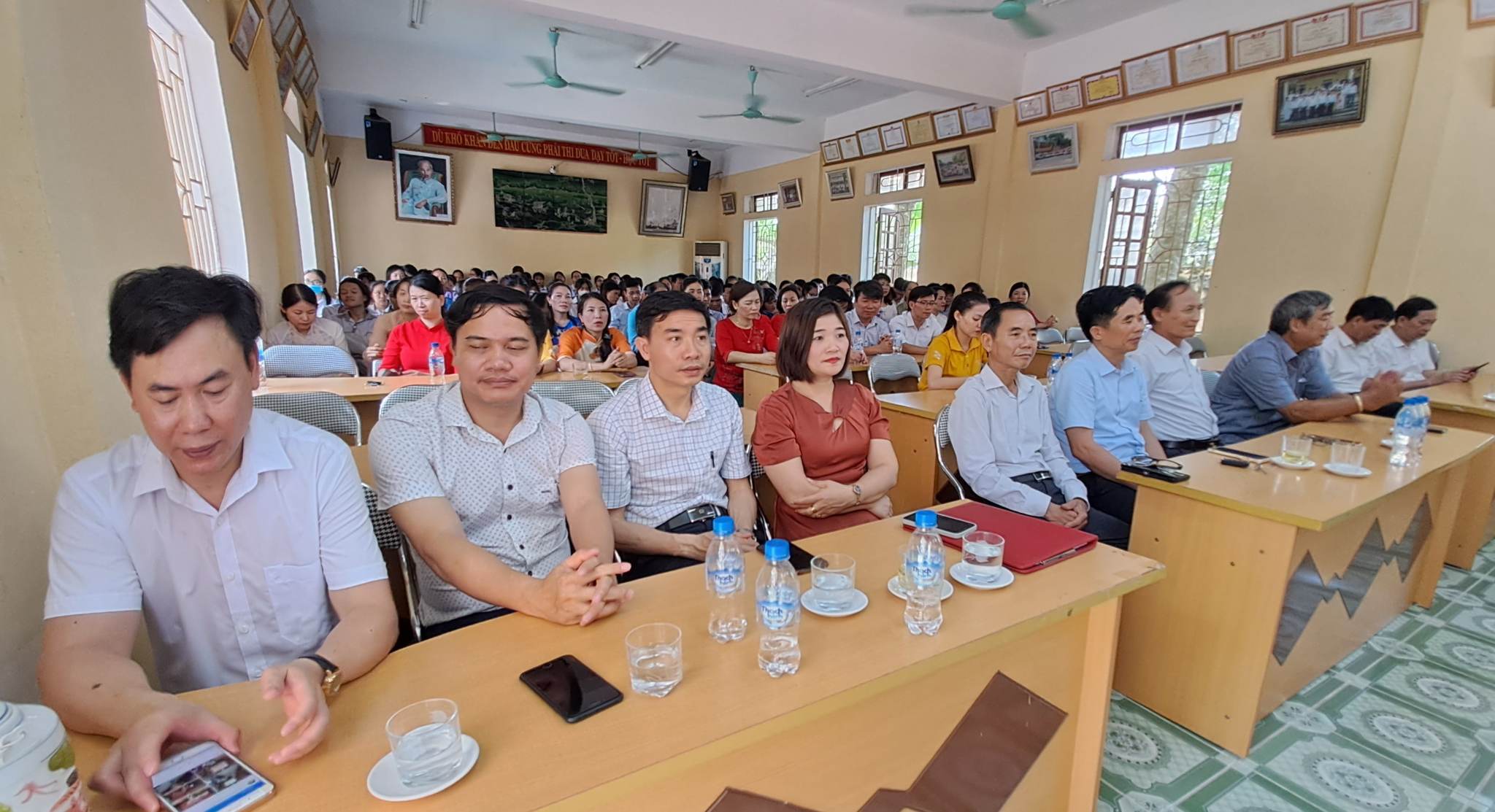 Đại biểu tham dự lễ tuyên dương.