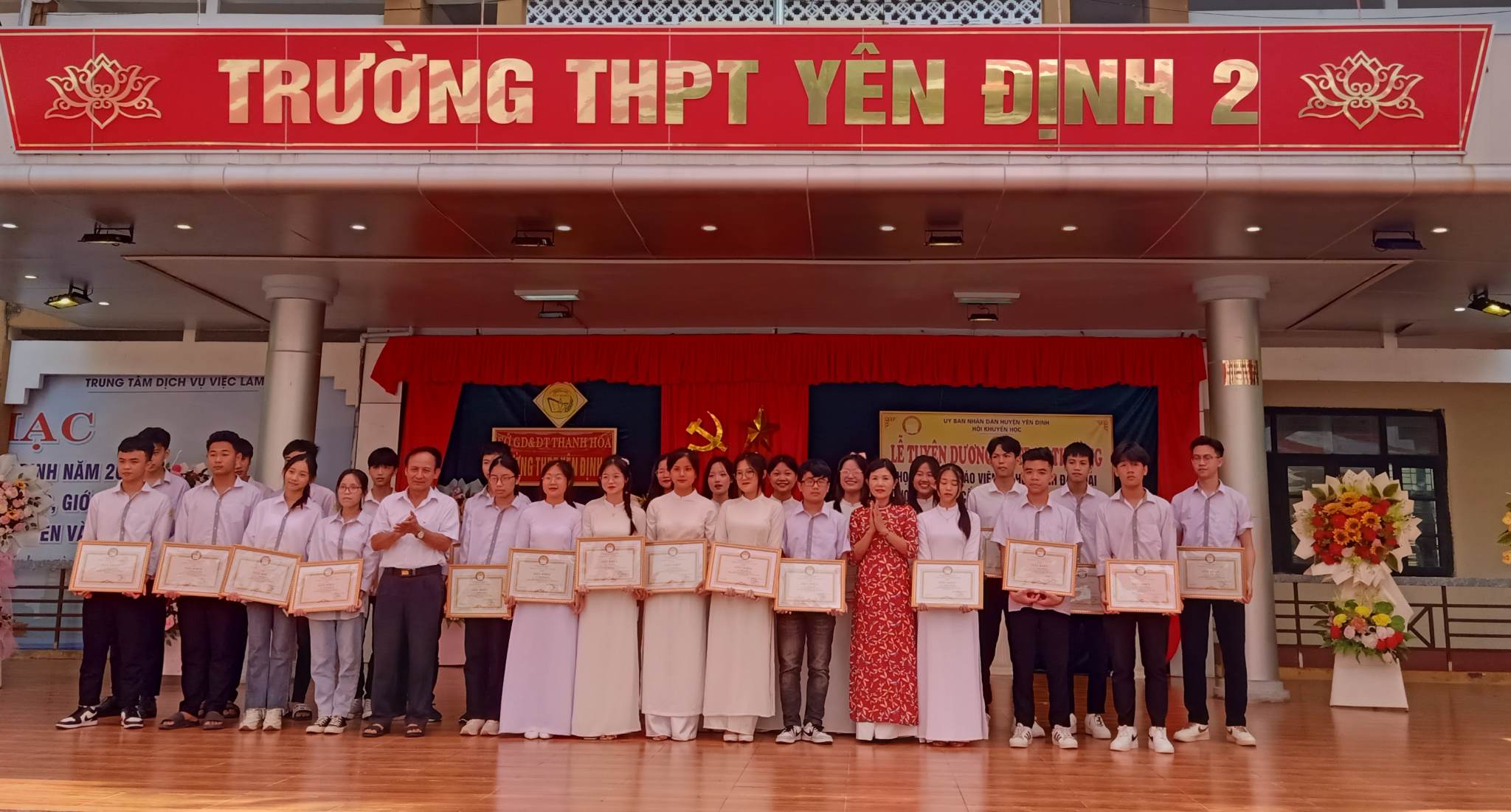 Một số hình ảnh Phòng giáo dục và Đào tạo và Hội khuyến học huyện đã tuyên dương, khen thưởng cho các học sinh có thành tích cao trong kỳ thi học sinh giỏi cấp tỉnh các môn văn hóa, giáo dục thể chất; khoa học kỹ thuật năm học 2022 – 2023.