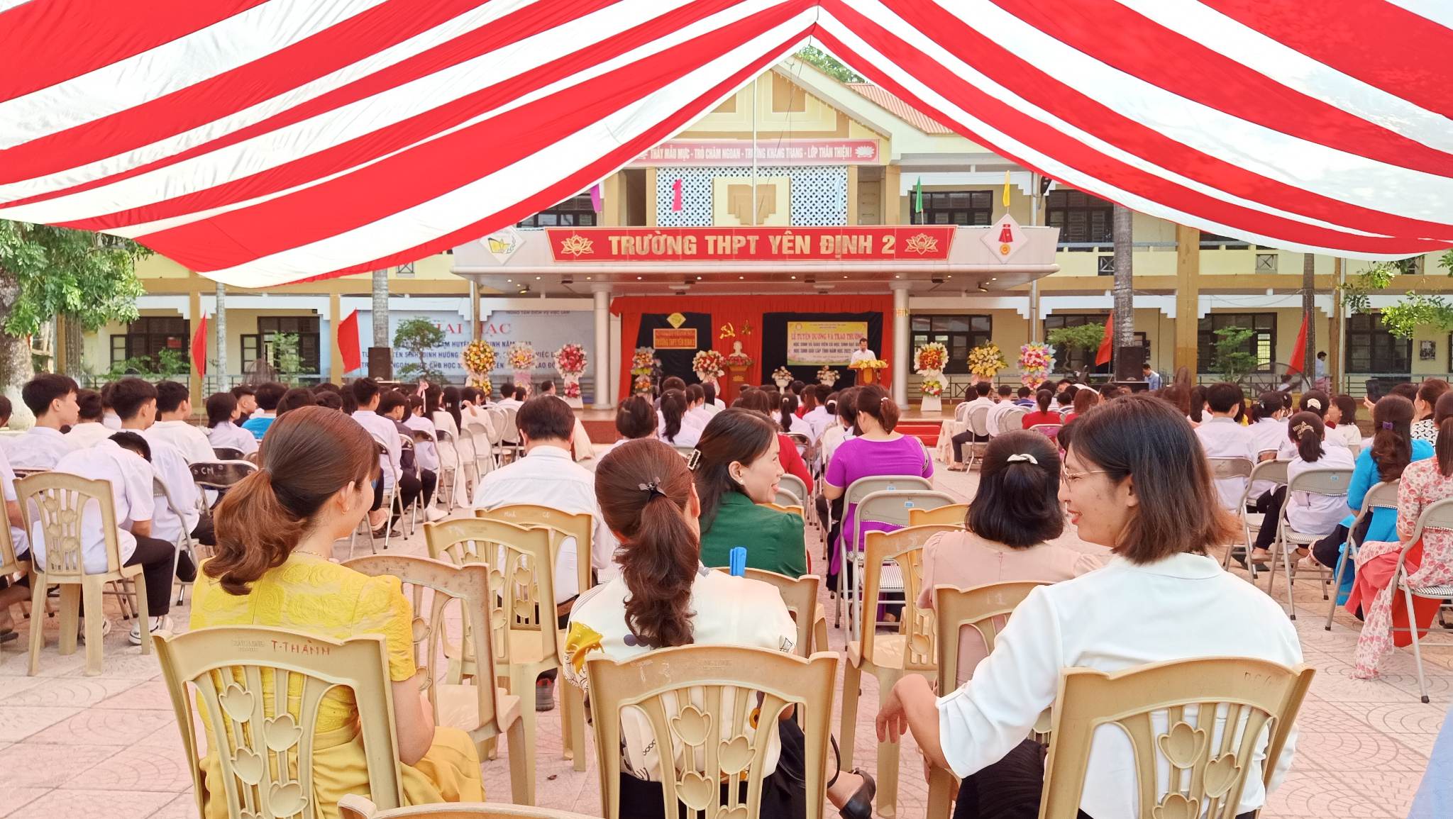 Toàn cảnh lễ tuyên dương.