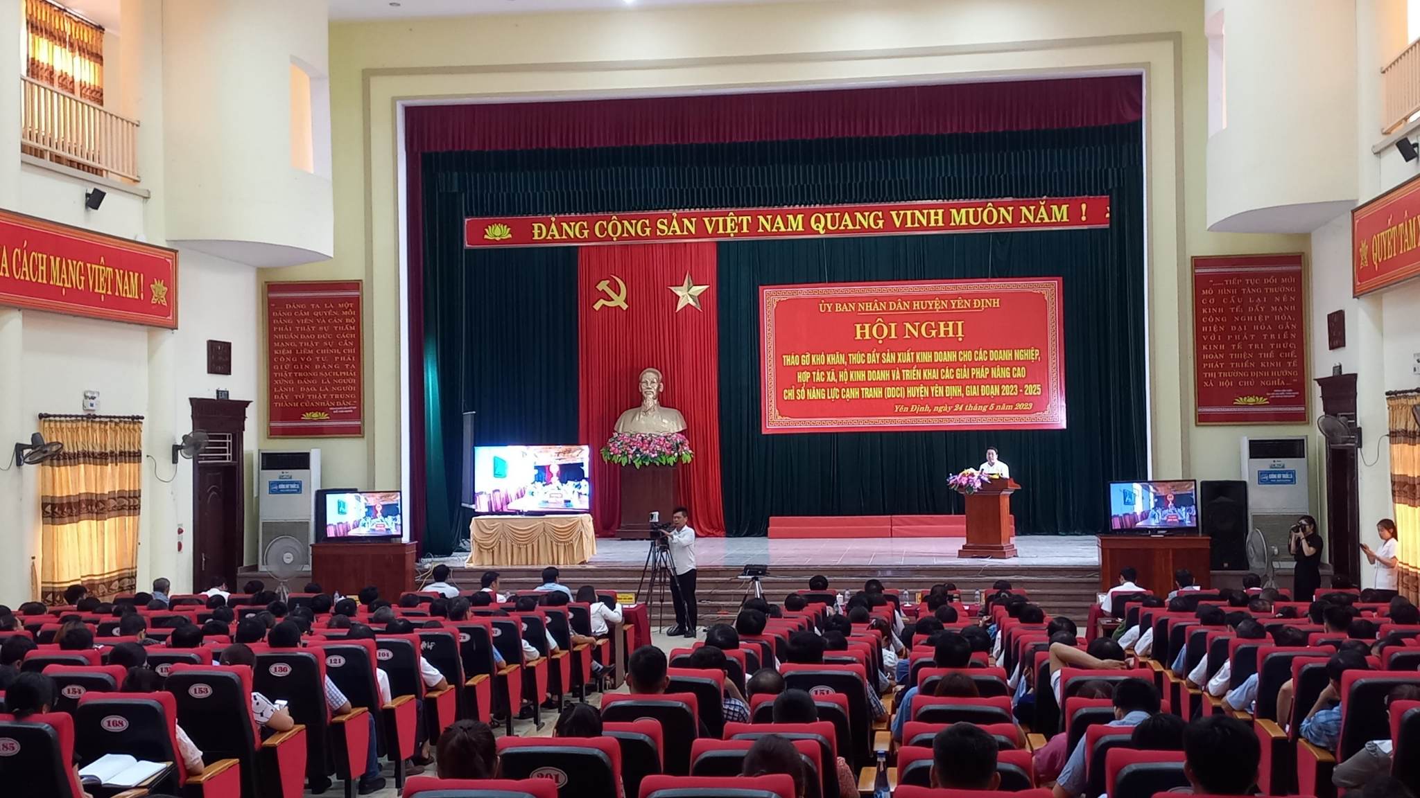 Toàn cảnh hội nghị.