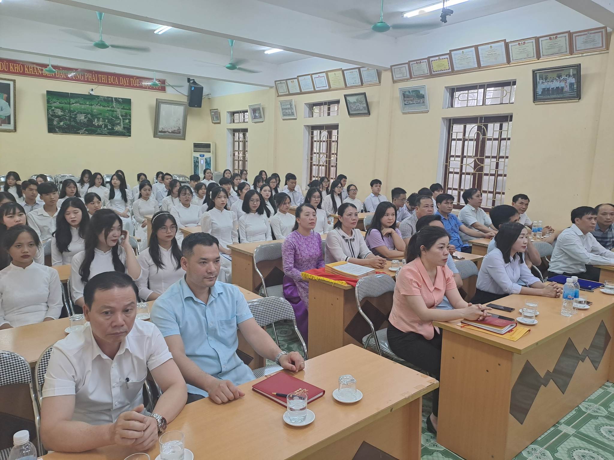 Đại biểu về dự hội nghị.