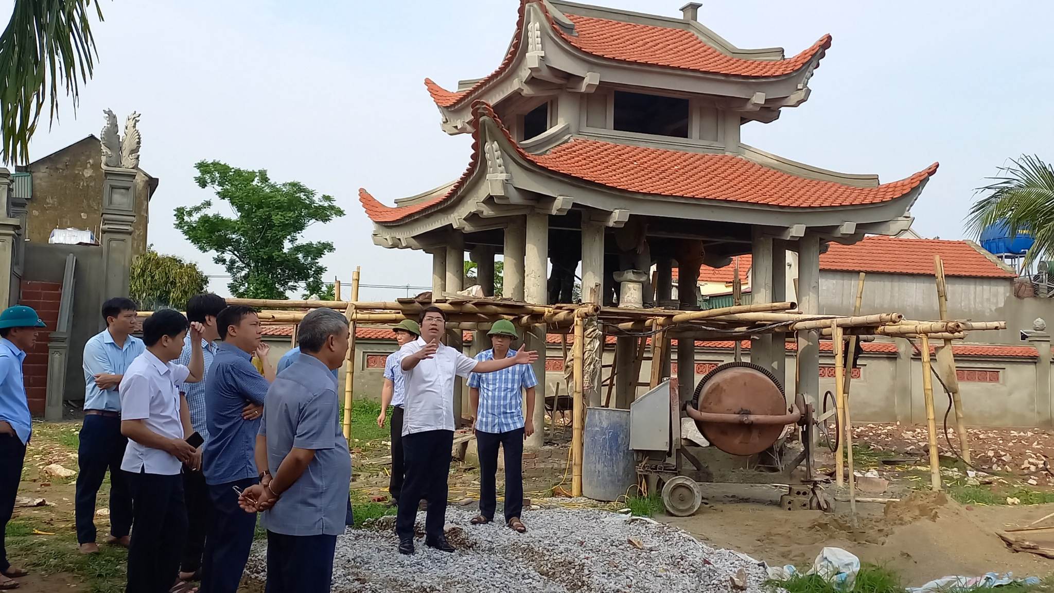 Đồng chí Phạm Tiến Dũng, Phó Bí thư Huyện ủy, Chủ tịch UBND huyện đã đi kiểm tra, đôn đốc tiến độ thi công xây dựng chùa Hưng Phúc xã Định Tiến – nơi thờ Thái sư Á vương Đào Cam Mộc và một số công trình, dự án trên địa bàn huyện.