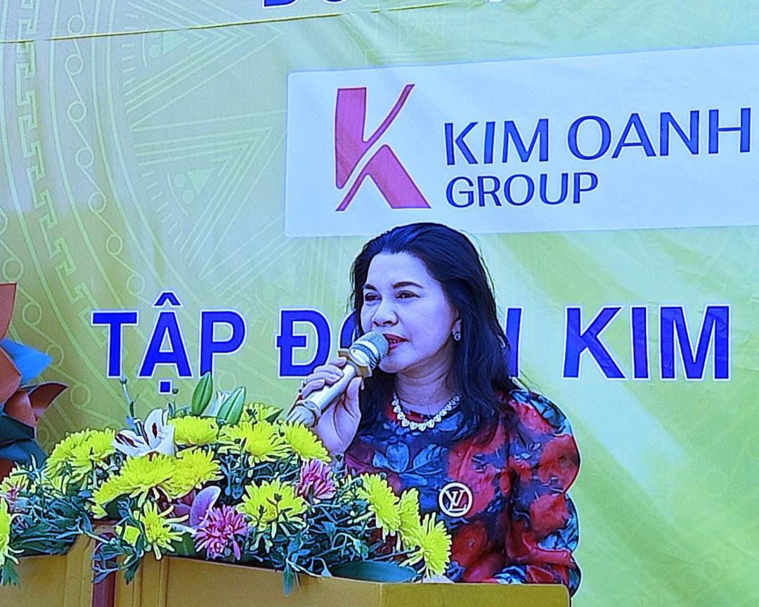 Bà Đặng Thị Kim Oanh, Chủ tịch HĐQT, Tổng giám đốc tập đoàn Kim Oanh – Chủ tịch HĐQT Quỹ từ thiện Kim Oanh, phát biểu tại buổi lễ.