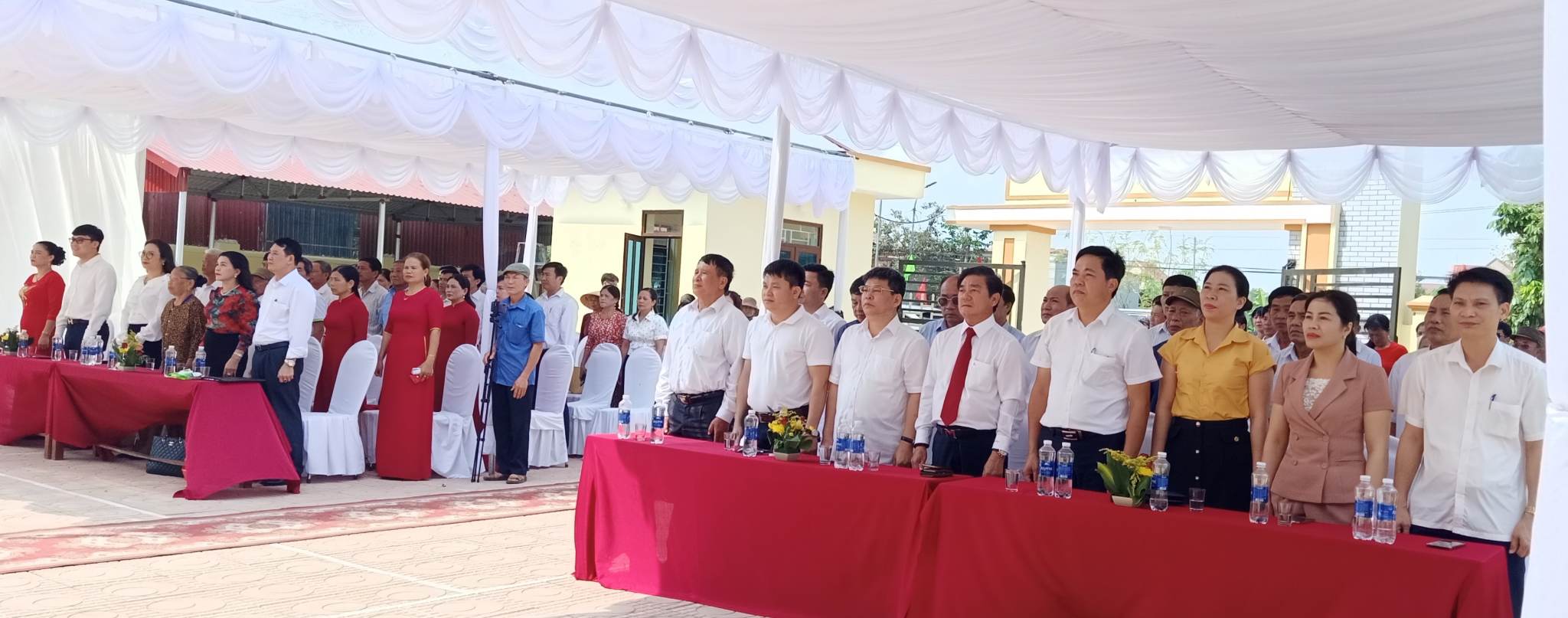 Đại biểu tham dự lễ cắt băng khánh thành.