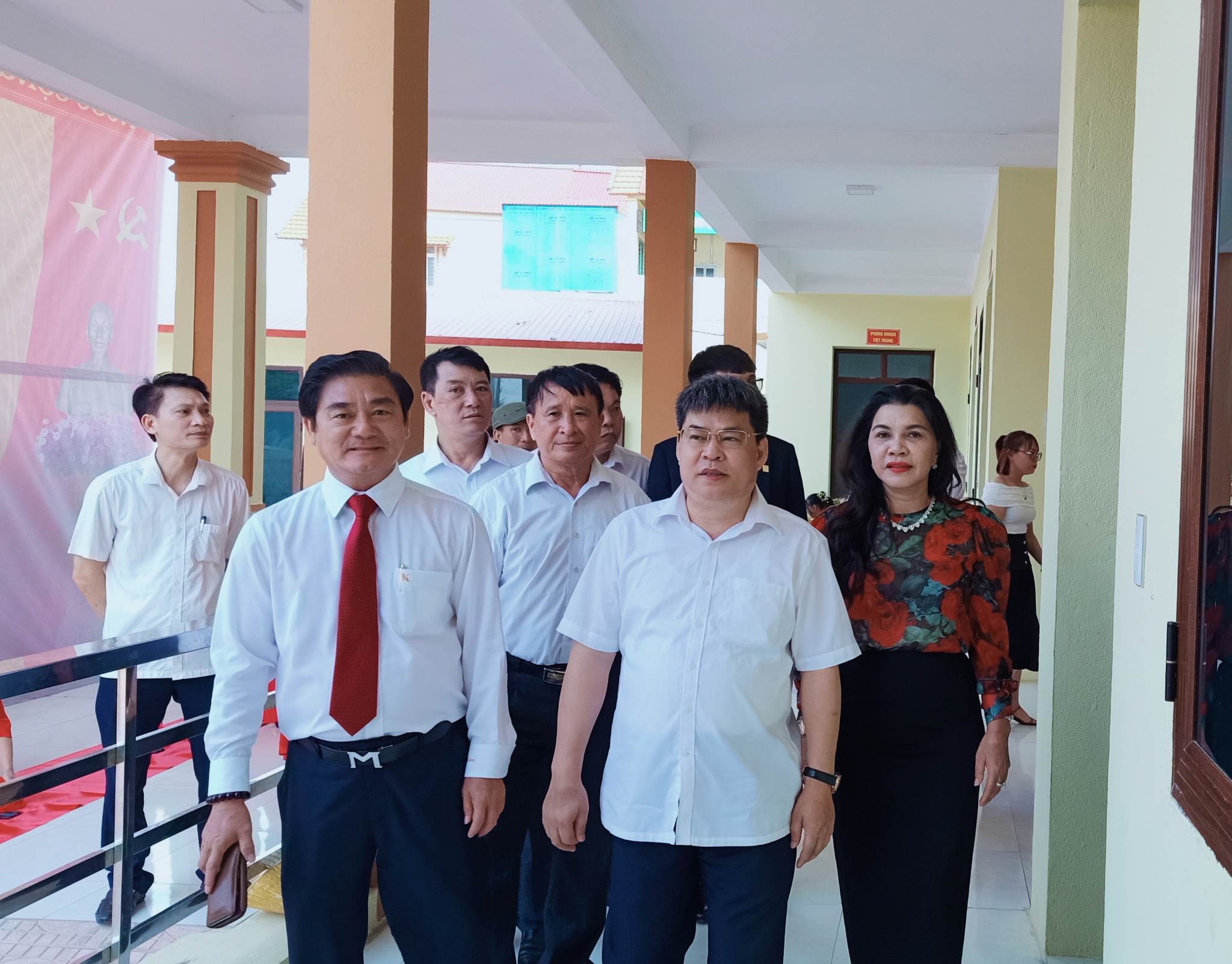 Các đại biểu tham quan Trạm Y Tế.