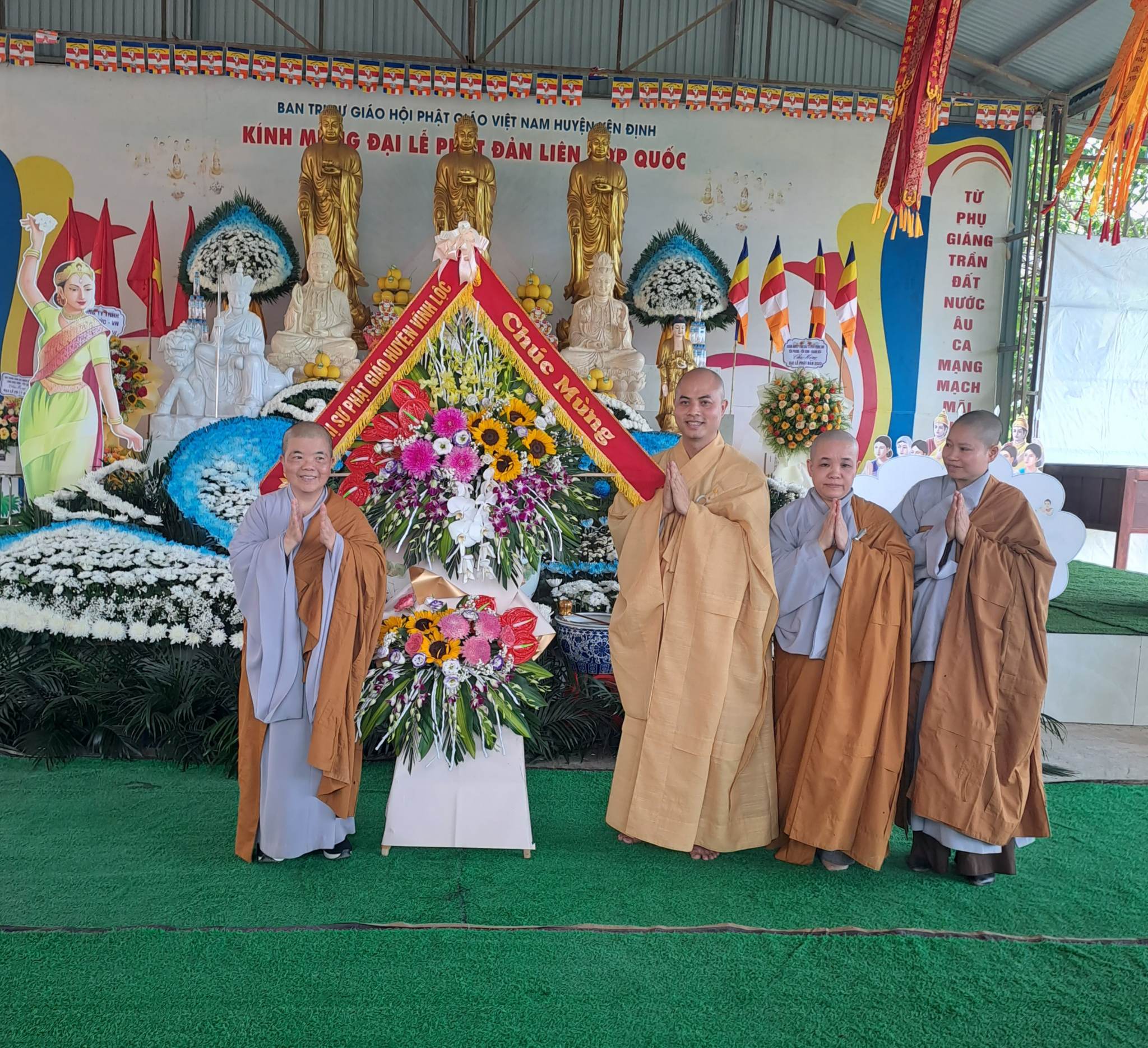 Các đại biểu tặng hoa chức mừng Đại Lễ Phật Đản.