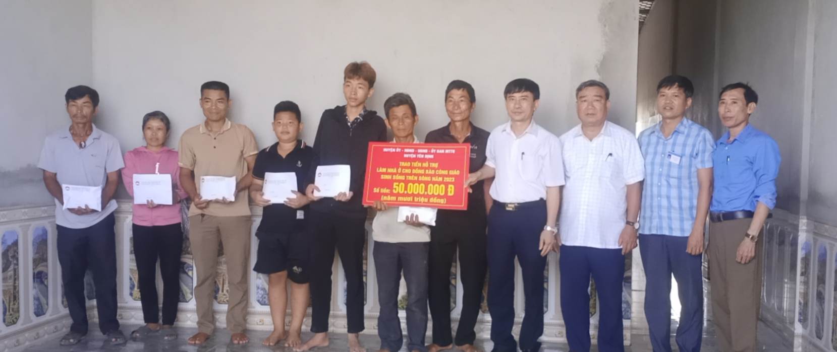 Đoàn đã đến thăm hỏi và trao số tiền 50 triệu đồng/hộ hỗ trợ xây dựng nhà ở cho hộ bà con giáo dân sinh sống trên sông lên bờ làm nhà ổn định cuộc sống tại xã Định Tăng.