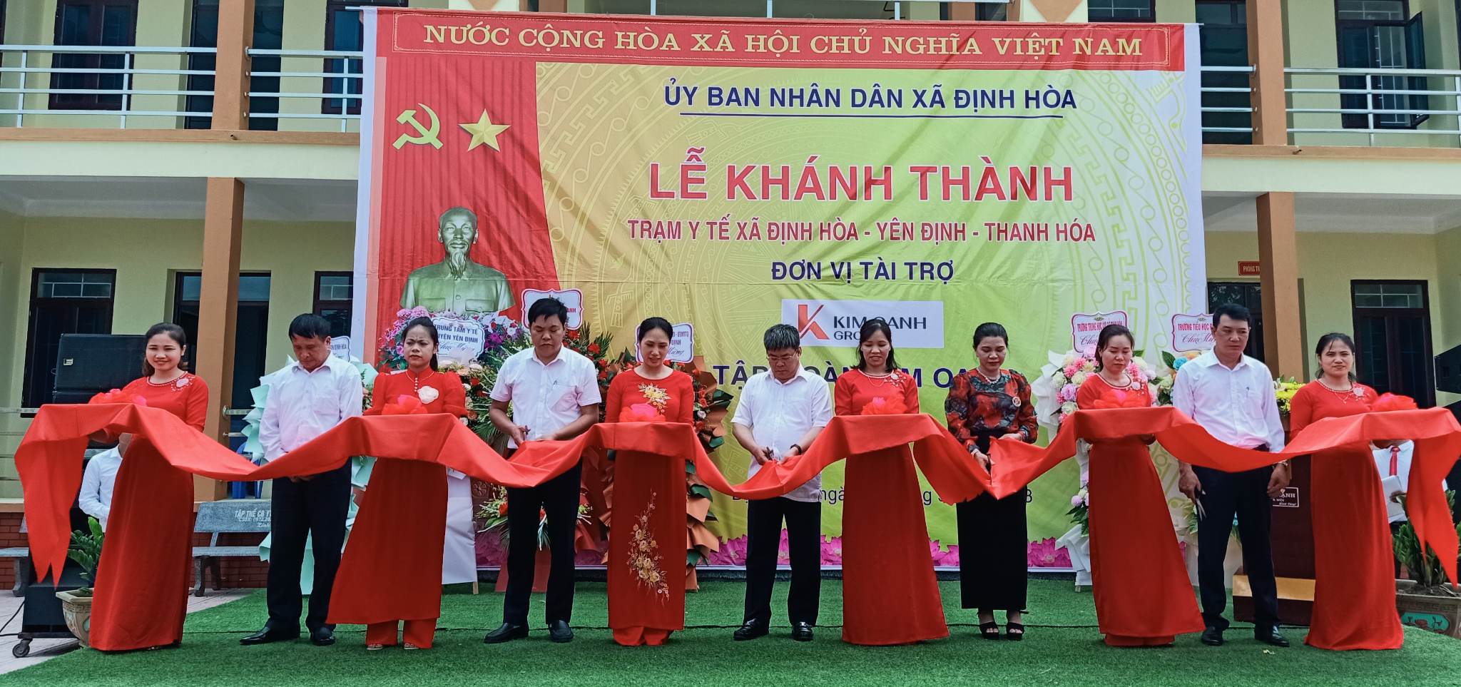 Các Các đại biểu đã cùng nhau cắt băng khánh thành Trạm Y Tế xã Định Hòa và chụp hình lưu niệm tại buổi lễ.