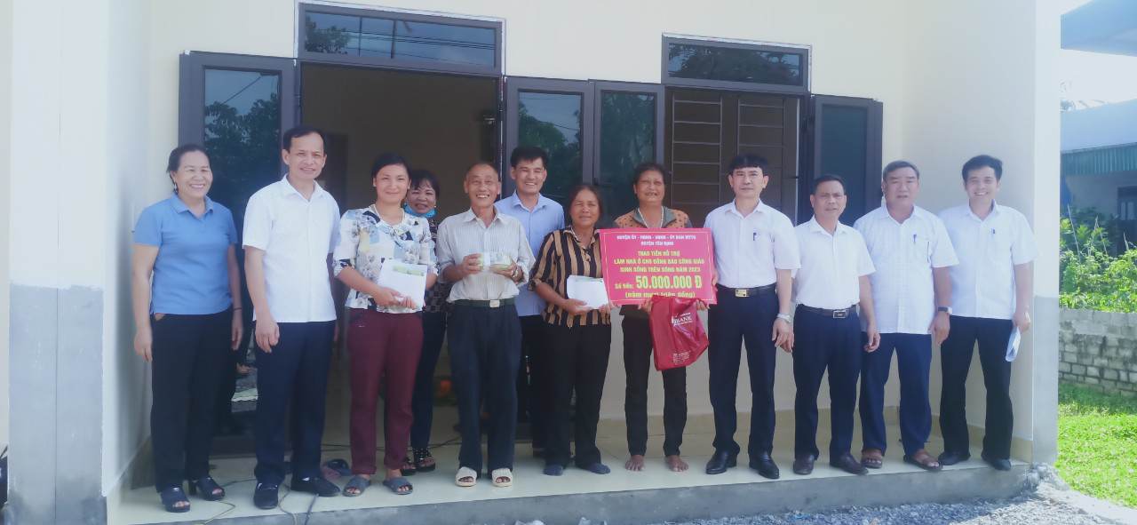 Đoàn đã đến thăm hỏi và trao số tiền 50 triệu đồng/hộ hỗ trợ xây dựng nhà ở cho hộ bà con giáo dân sinh sống trên sông lên bờ làm nhà ổn định cuộc sống tại xã Yên Phong.