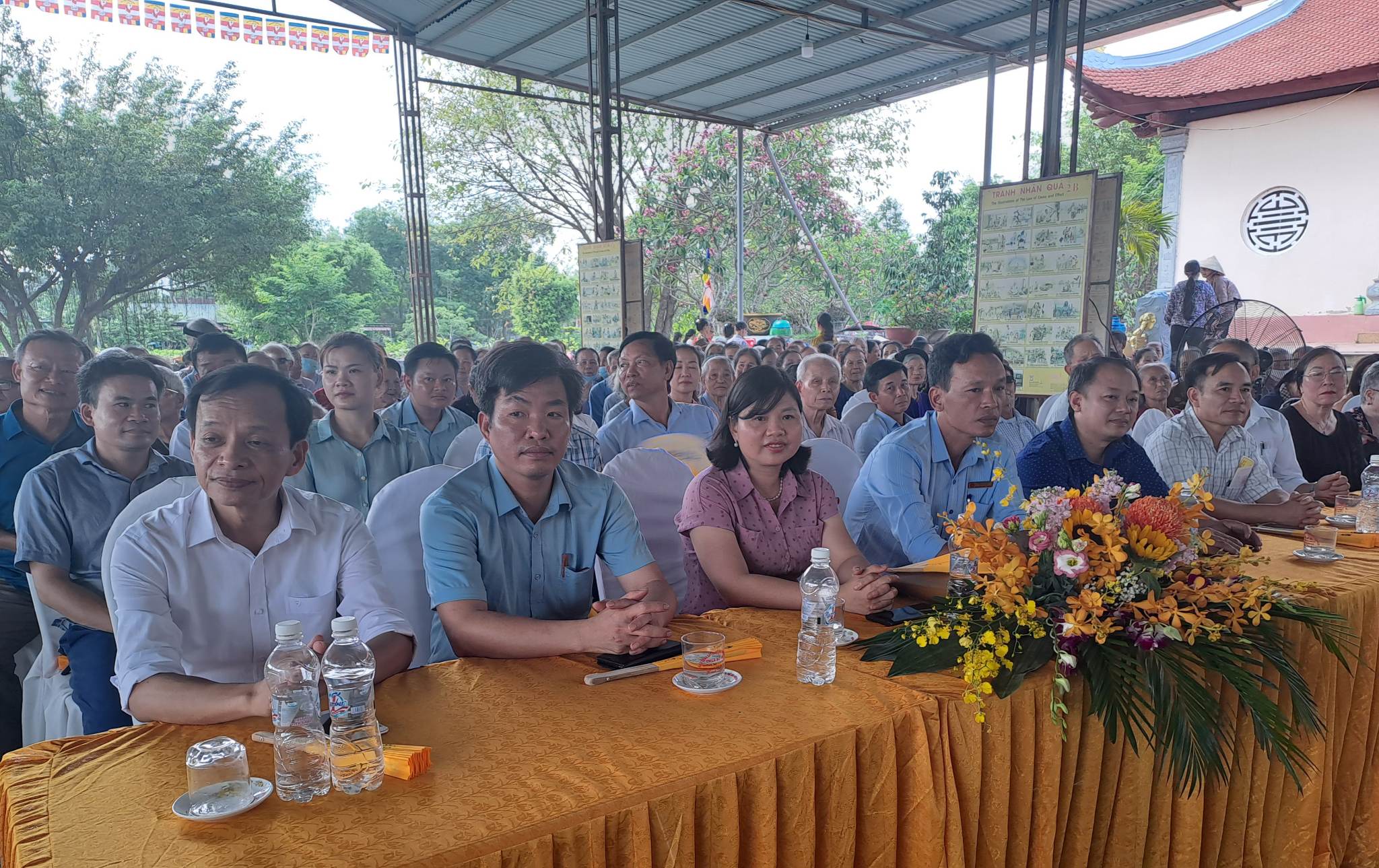 Đại biểu về tham dự buổi lễ.