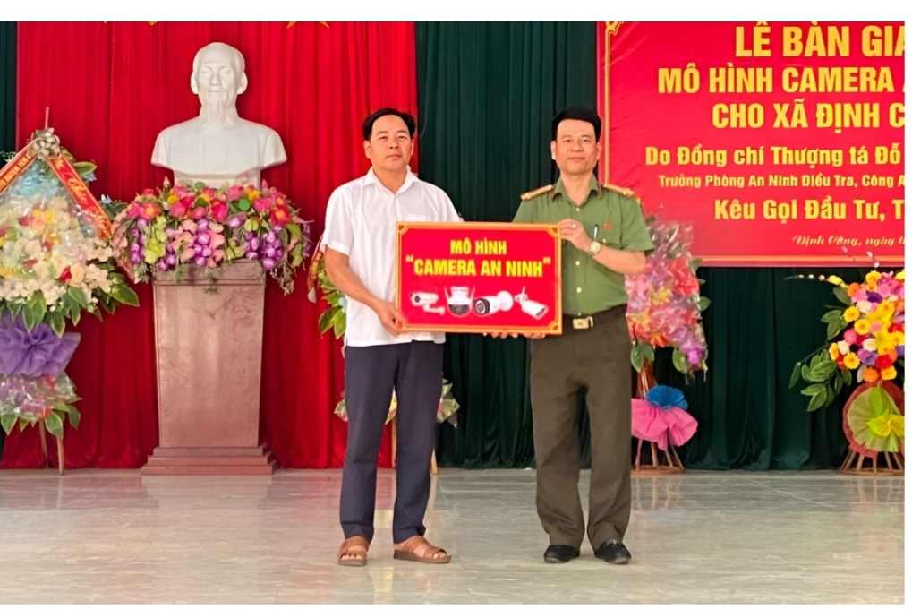 Một số hình ảnh Công an xã Định công tiếp nhận và ra mắt mô hình “Camera với ANTT”.